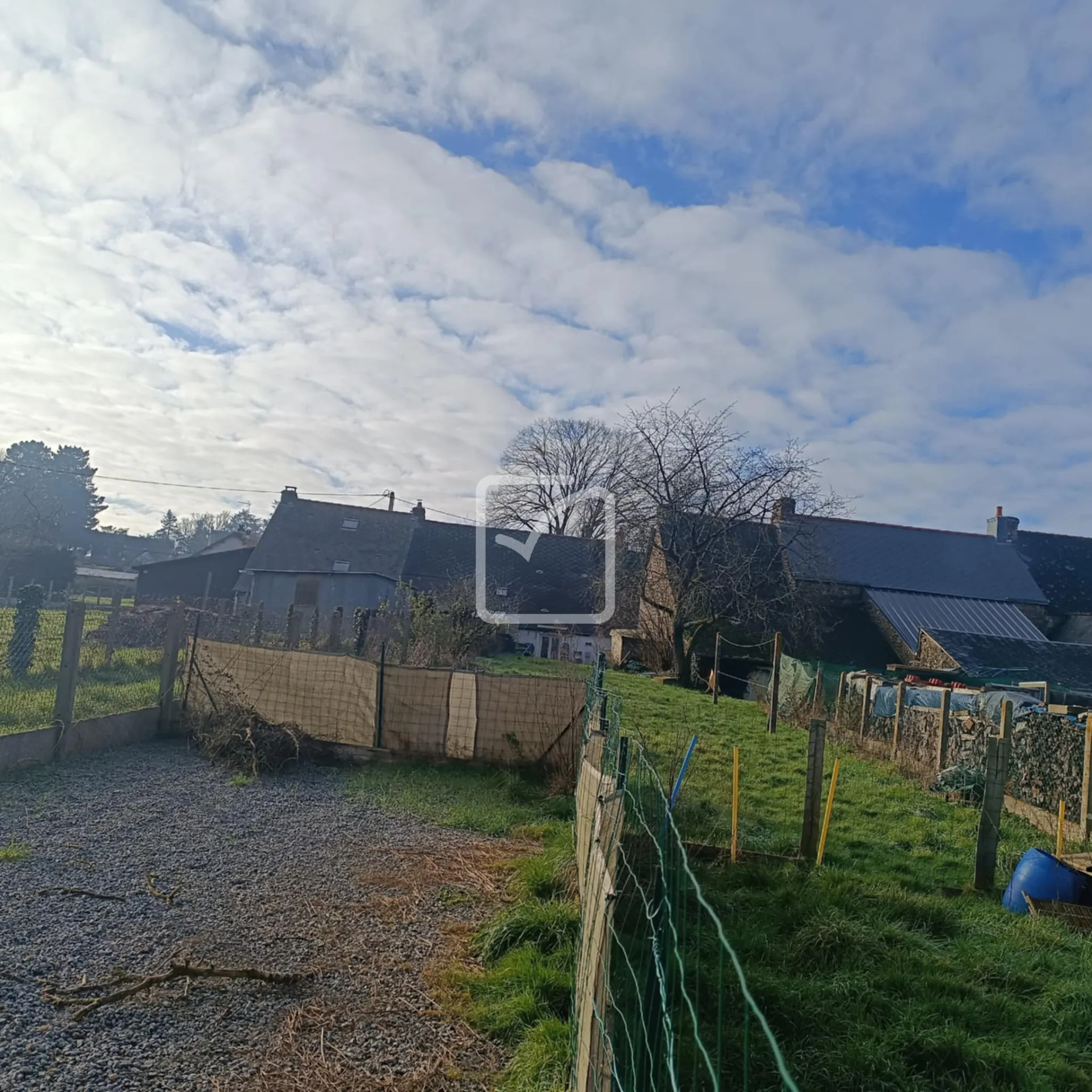 Ensemble immobilier de deux maisons en pierre à Néant-sur-Yvel avec potentiel de rénovation 