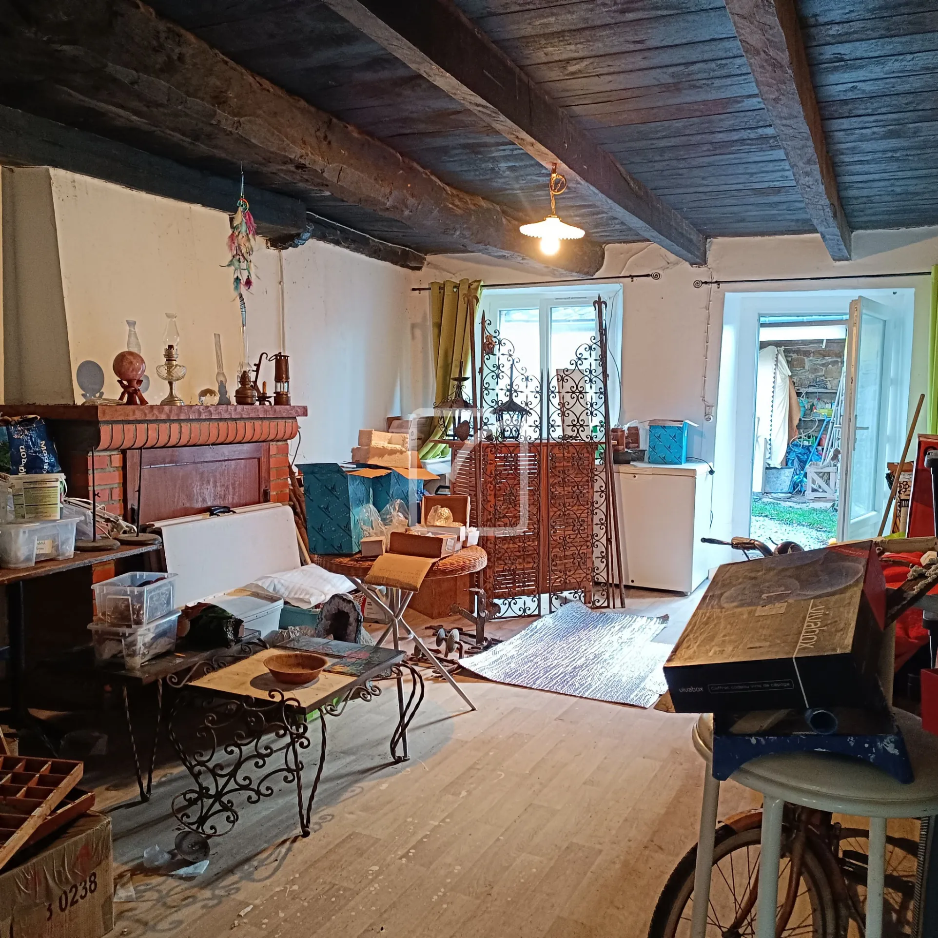 Ensemble immobilier de deux maisons en pierre à Néant-sur-Yvel avec potentiel de rénovation 