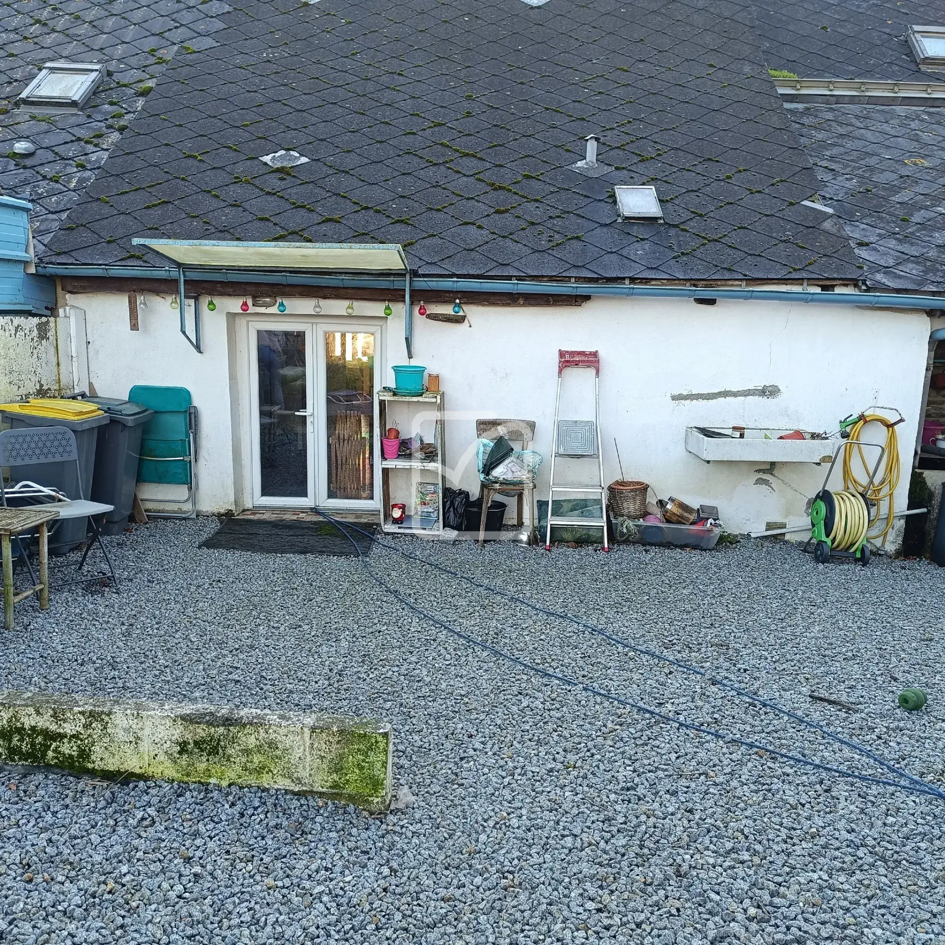 Ensemble immobilier de deux maisons en pierre à Néant-sur-Yvel avec potentiel de rénovation 