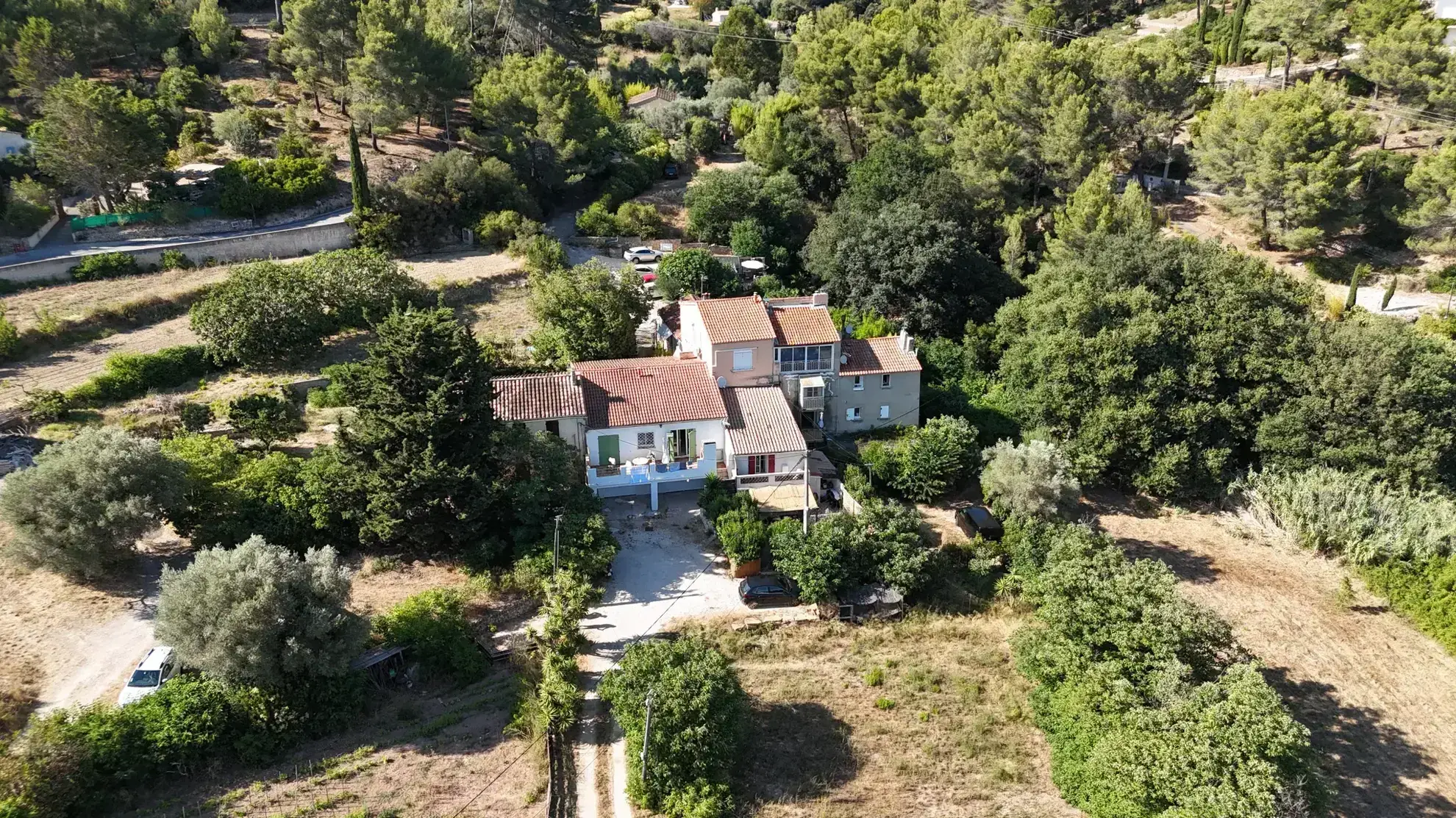 Maison T3 à vendre à La Cadière-d’Azur, proximité Bandol, 50 m², terrasse, balcon et parking - Emplacement calme 