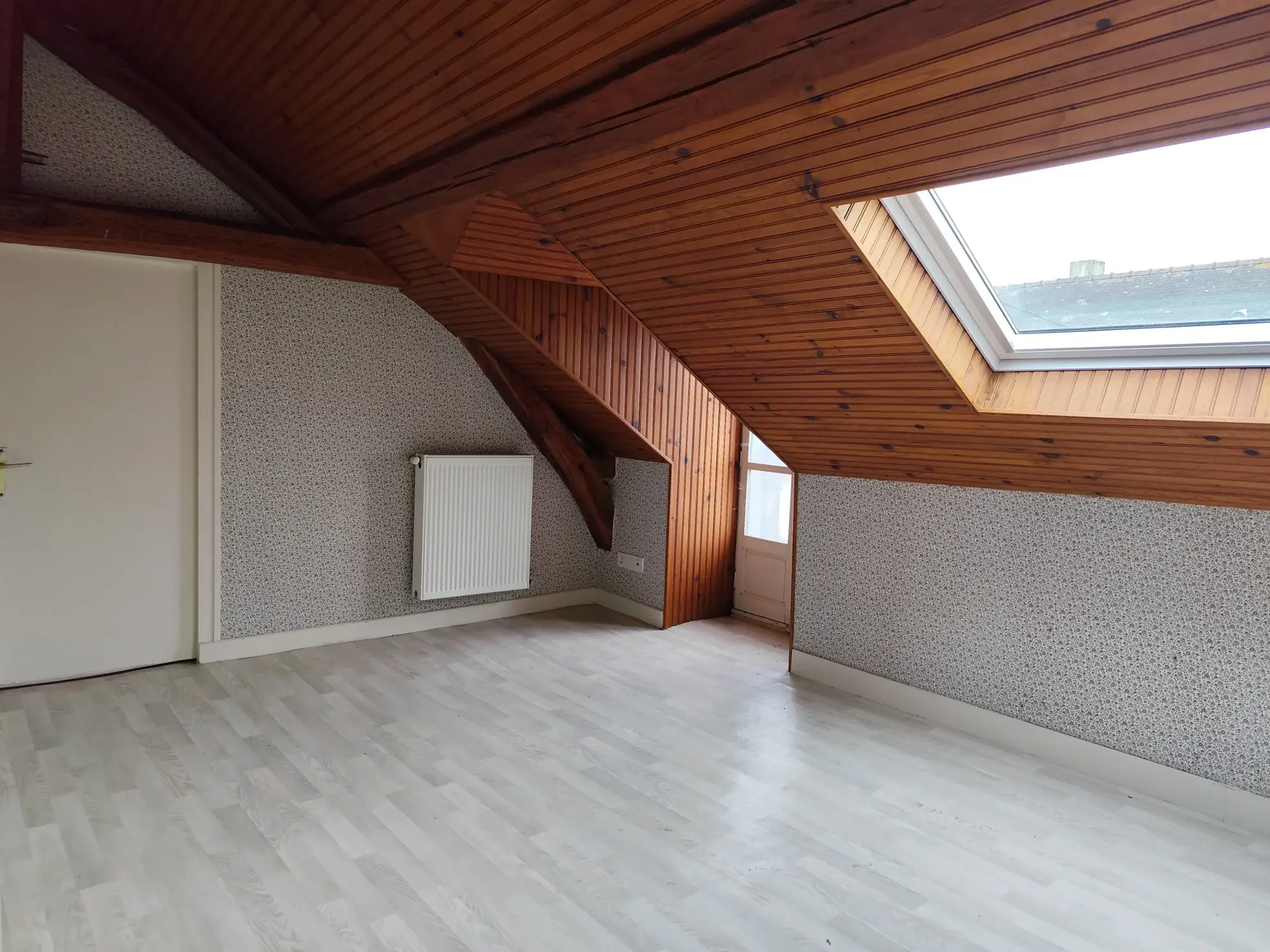 Maison familiale lumineuse avec grand volume à Gastines - Opportunité d'investissement 