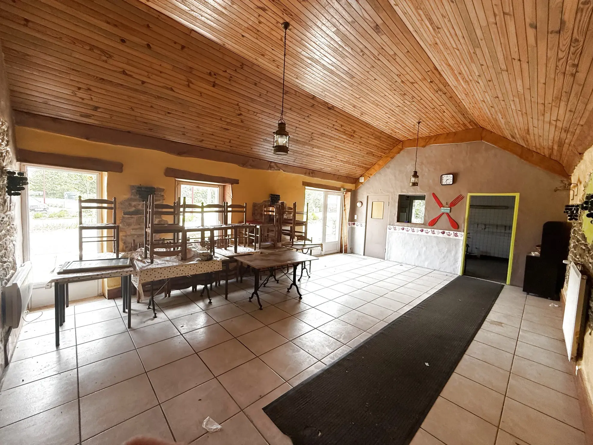 Charmante maison de 155 m² avec dépendance face à un plan d’eau à Saint Derrien 