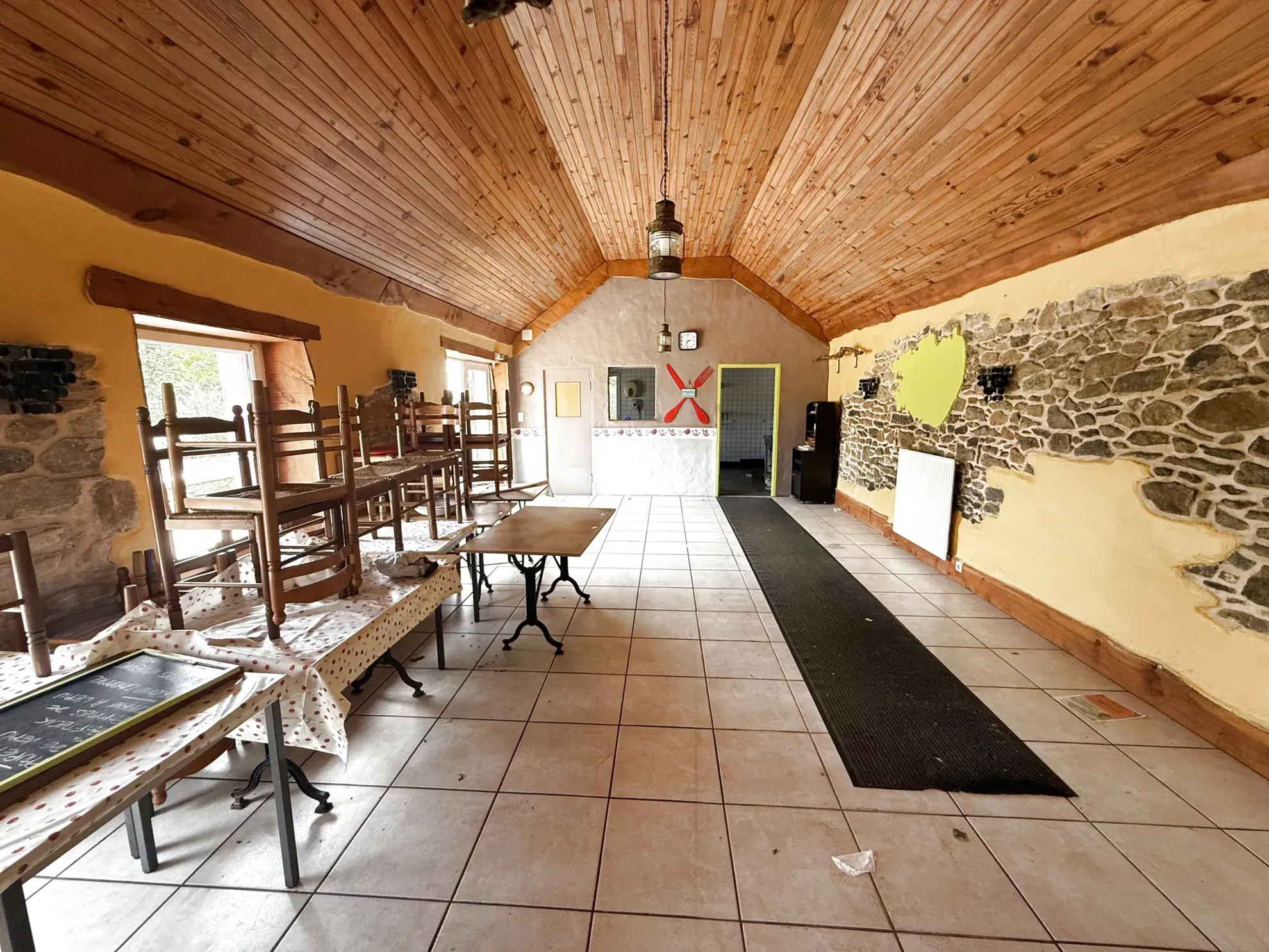 Charmante maison de 155 m² avec dépendance face à un plan d’eau à Saint Derrien 