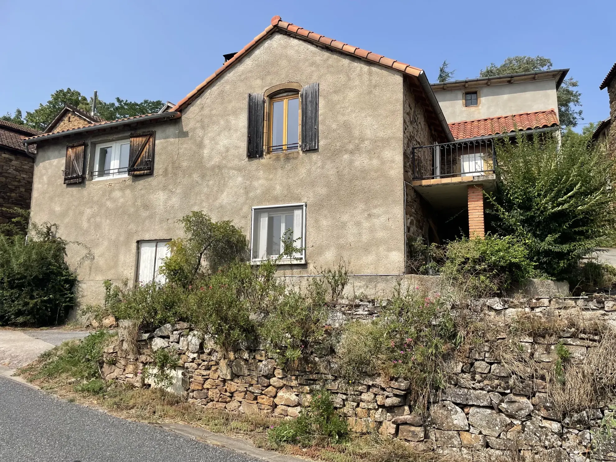 Maison en pierres avec terrasses et terrain à Broquiès, Vallée du Tarn
