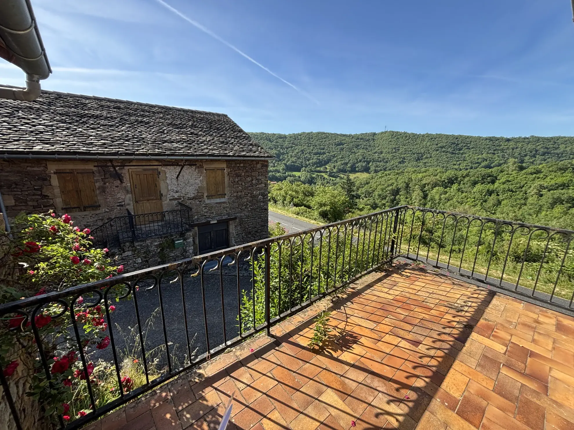 Maison en pierres avec terrasses et terrain à Broquiès, Vallée du Tarn 