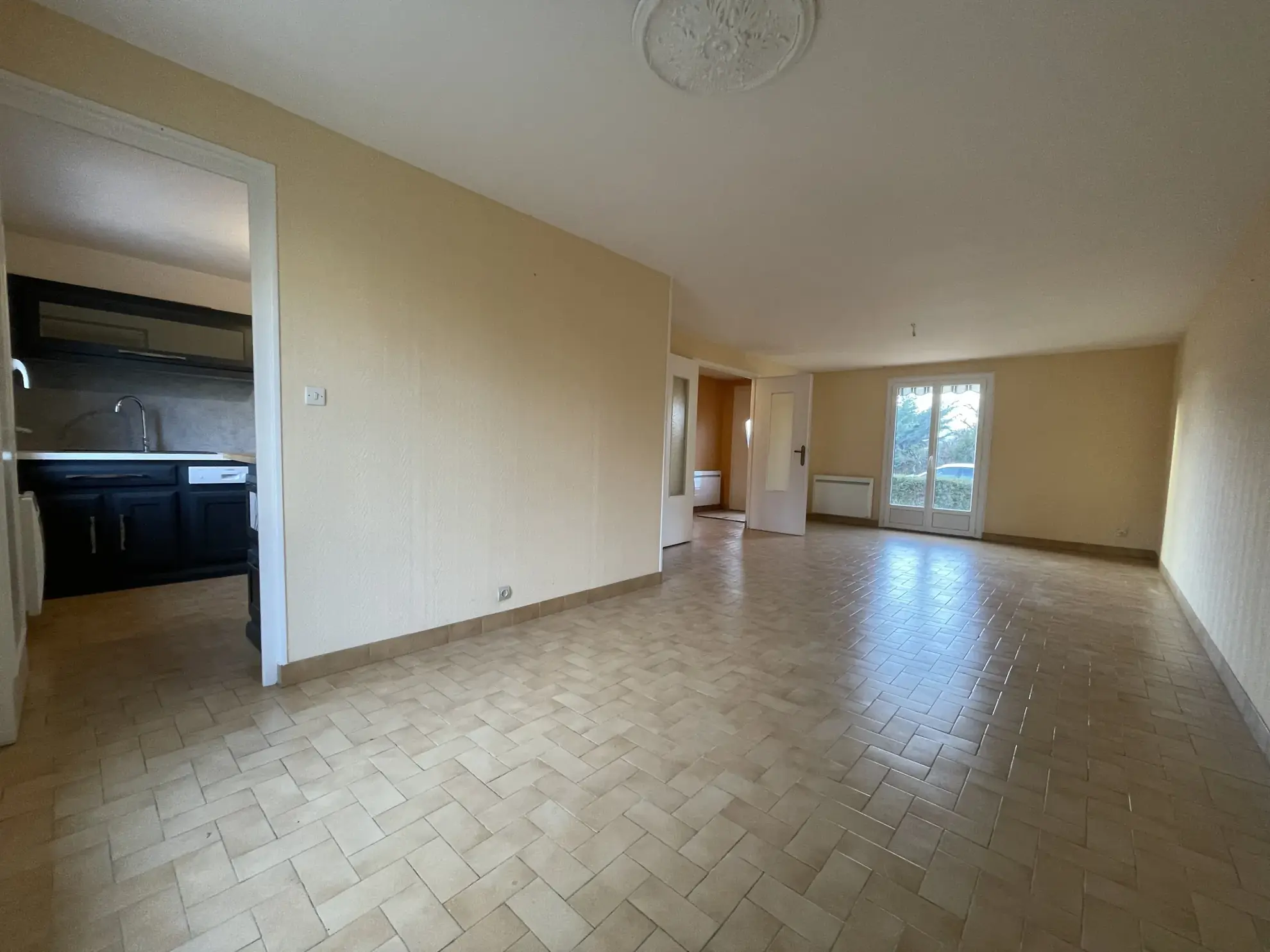 Vente maison plain-pied à Vendat avec garage et terrain clos de 1000 m² 