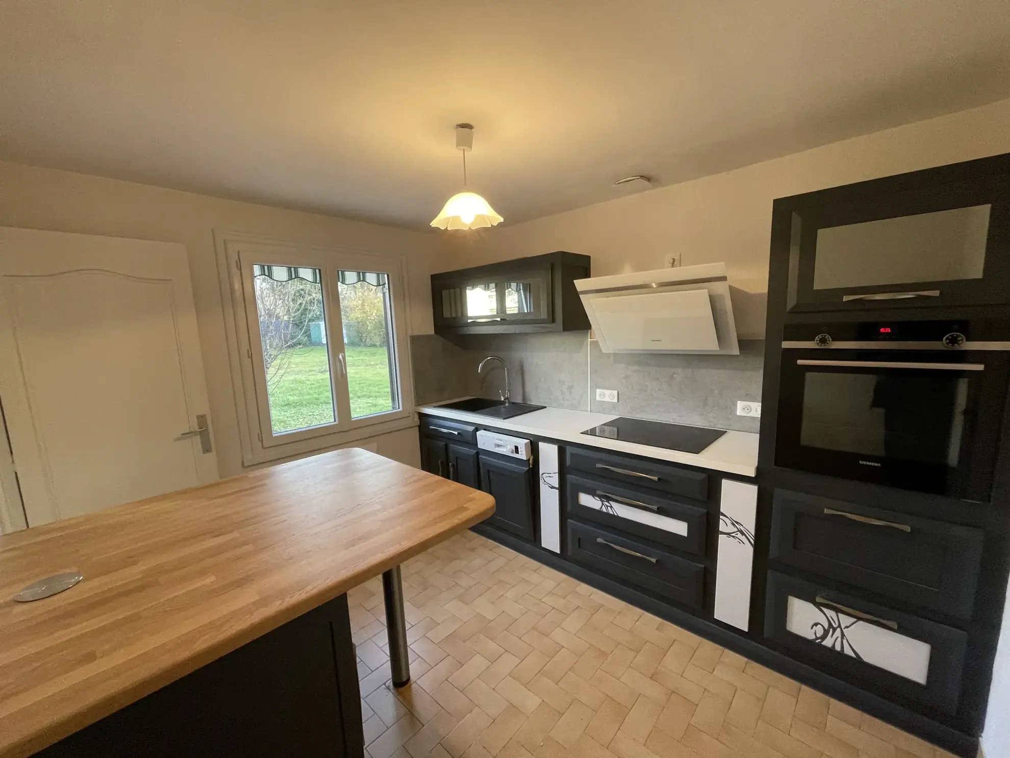 Vente maison plain-pied à Vendat avec garage et terrain clos de 1000 m² 