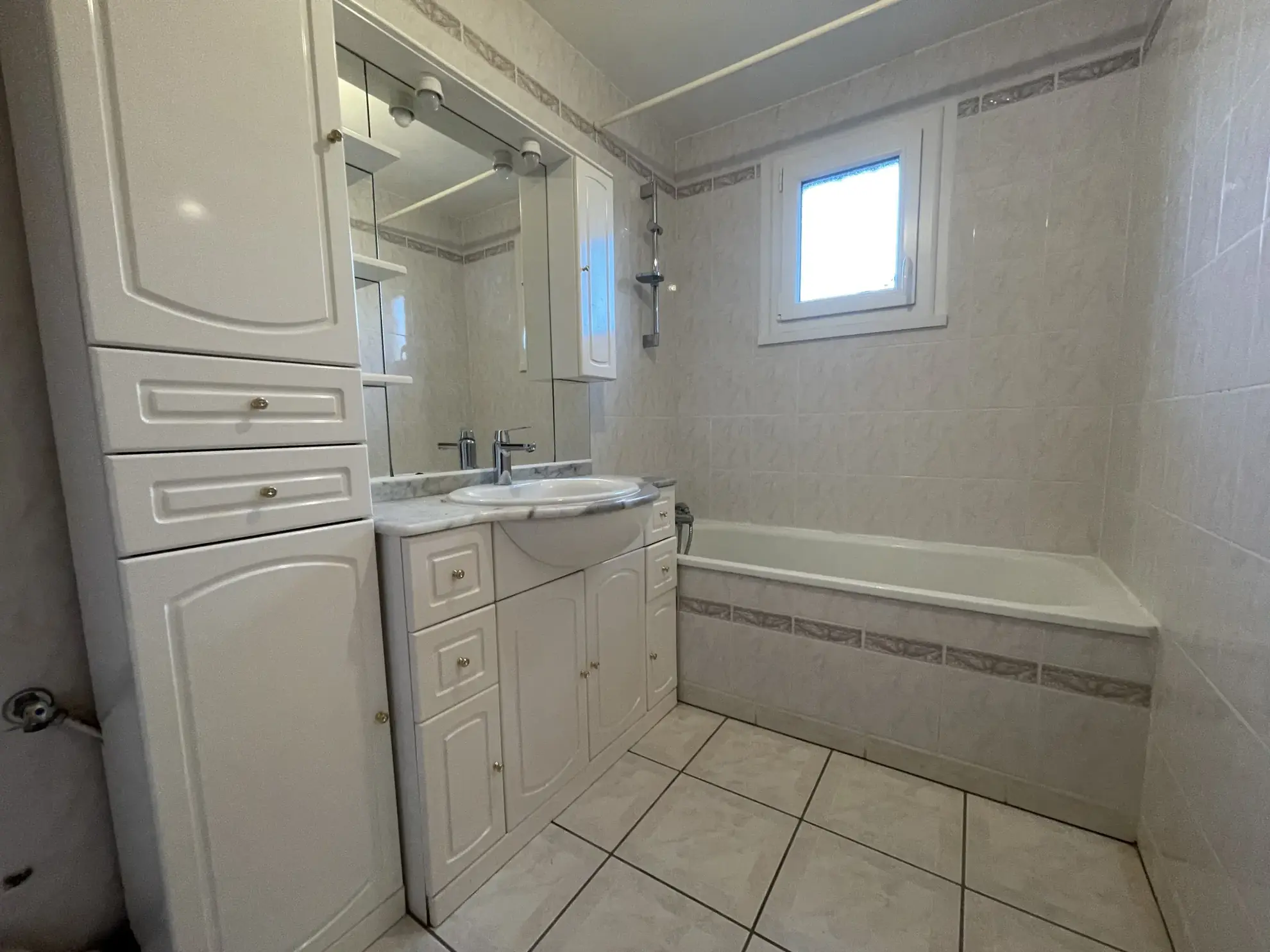 Vente maison plain-pied à Vendat avec garage et terrain clos de 1000 m² 