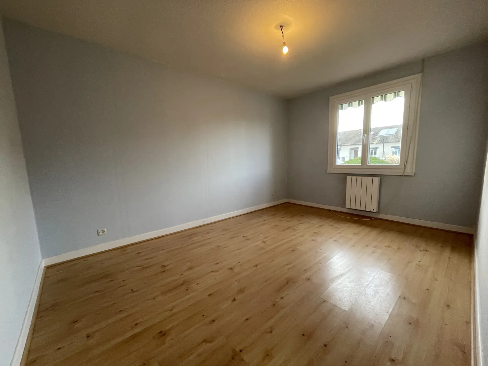 Vente maison plain-pied à Vendat avec garage et terrain clos de 1000 m² 