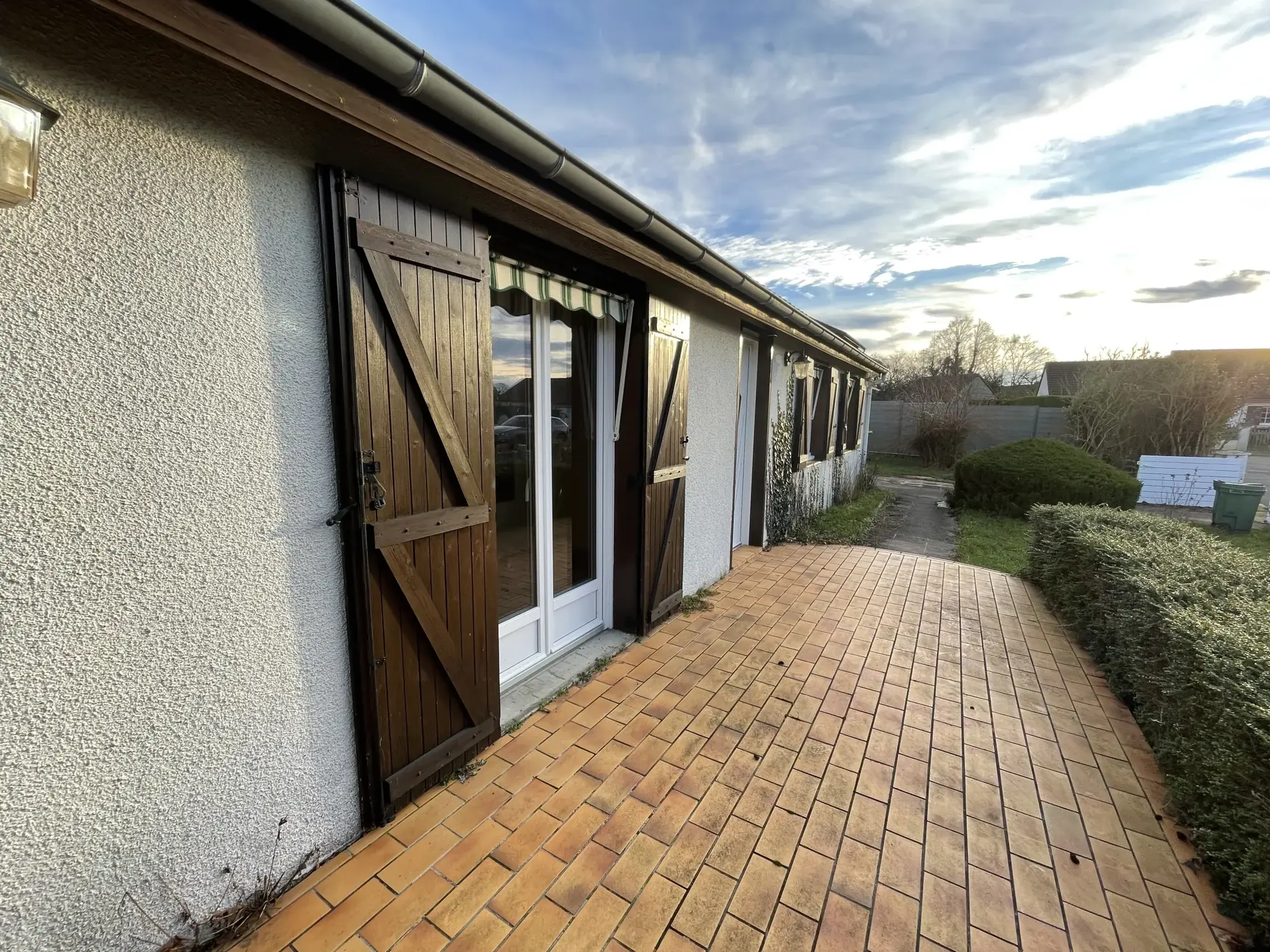 Vente maison plain-pied à Vendat avec garage et terrain clos de 1000 m² 