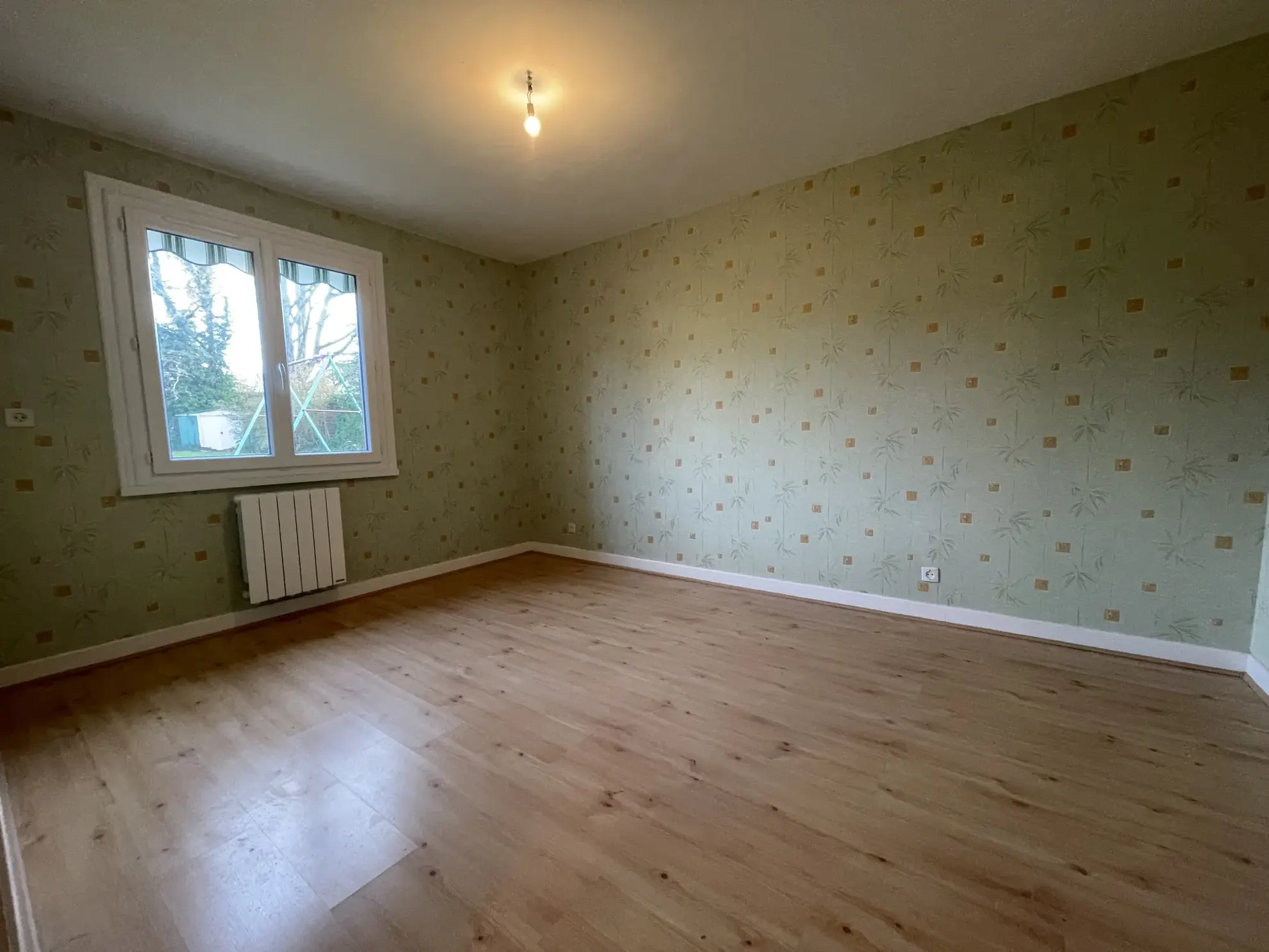 Vente maison plain-pied à Vendat avec garage et terrain clos de 1000 m² 