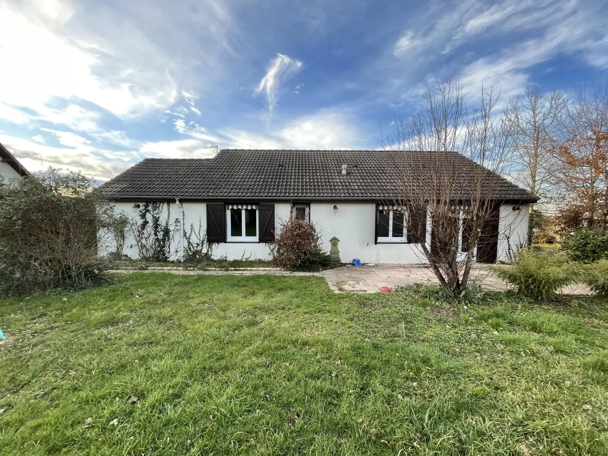 Vente maison plain-pied à Vendat avec garage et terrain clos de 1000 m² 