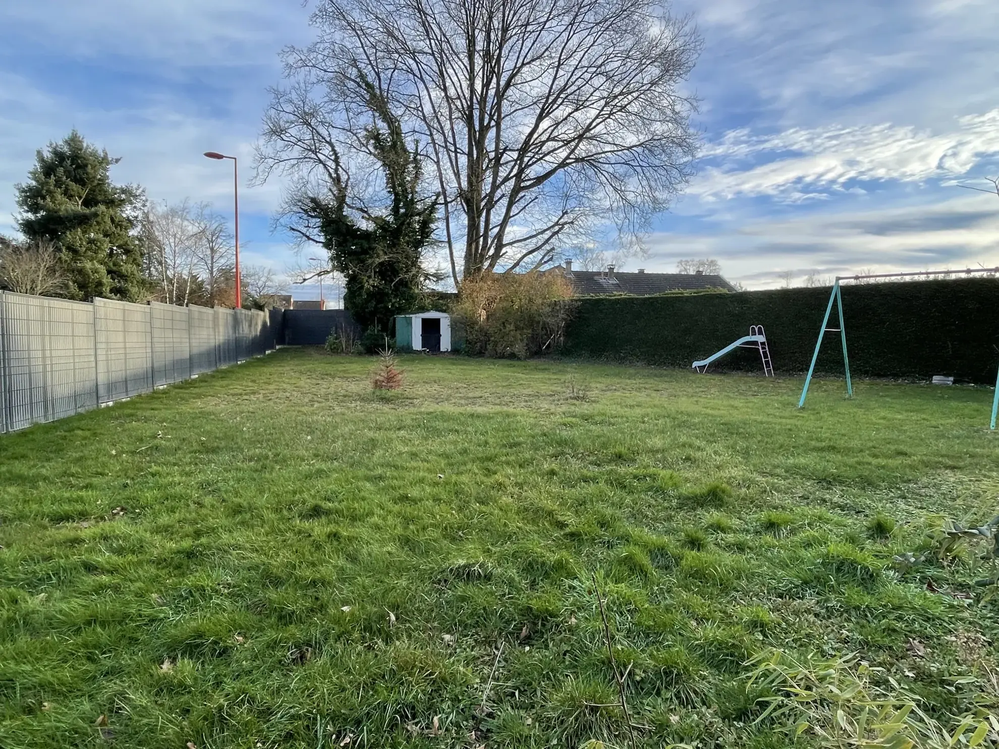 Vente maison plain-pied à Vendat avec garage et terrain clos de 1000 m² 