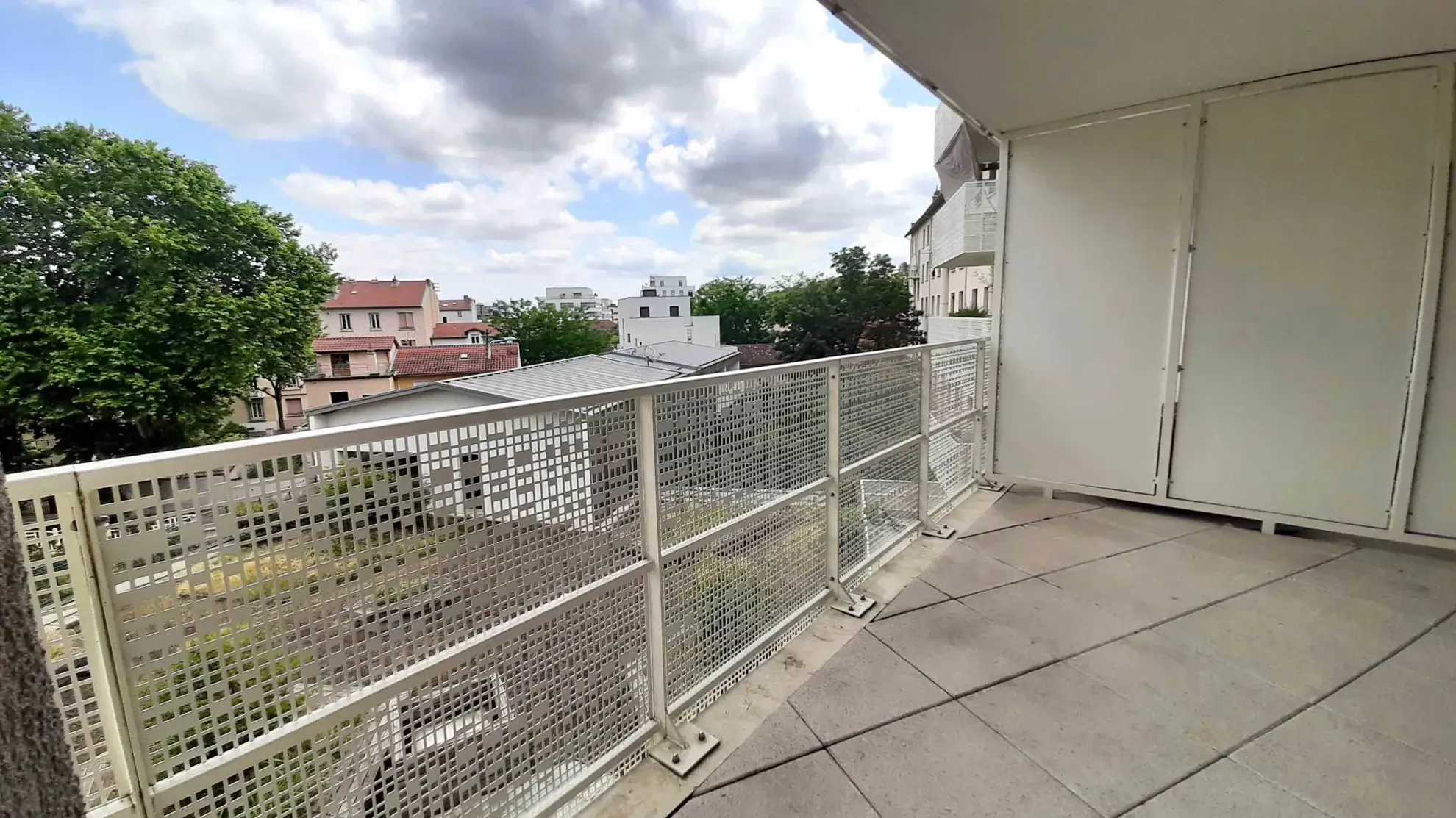 Vente appartement T2 de 40,47 m² à Lyon 8e avec balcon et garage 