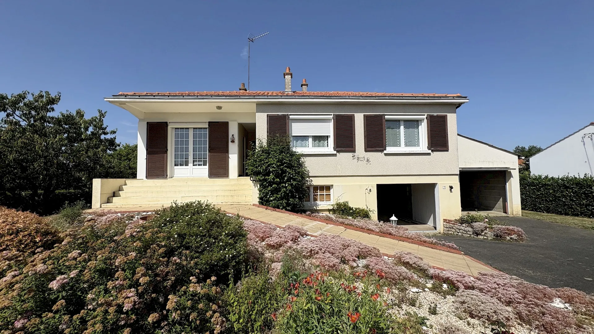 Maison individuelle à Chemillé de 1971 avec garage et terrasse orientée Est