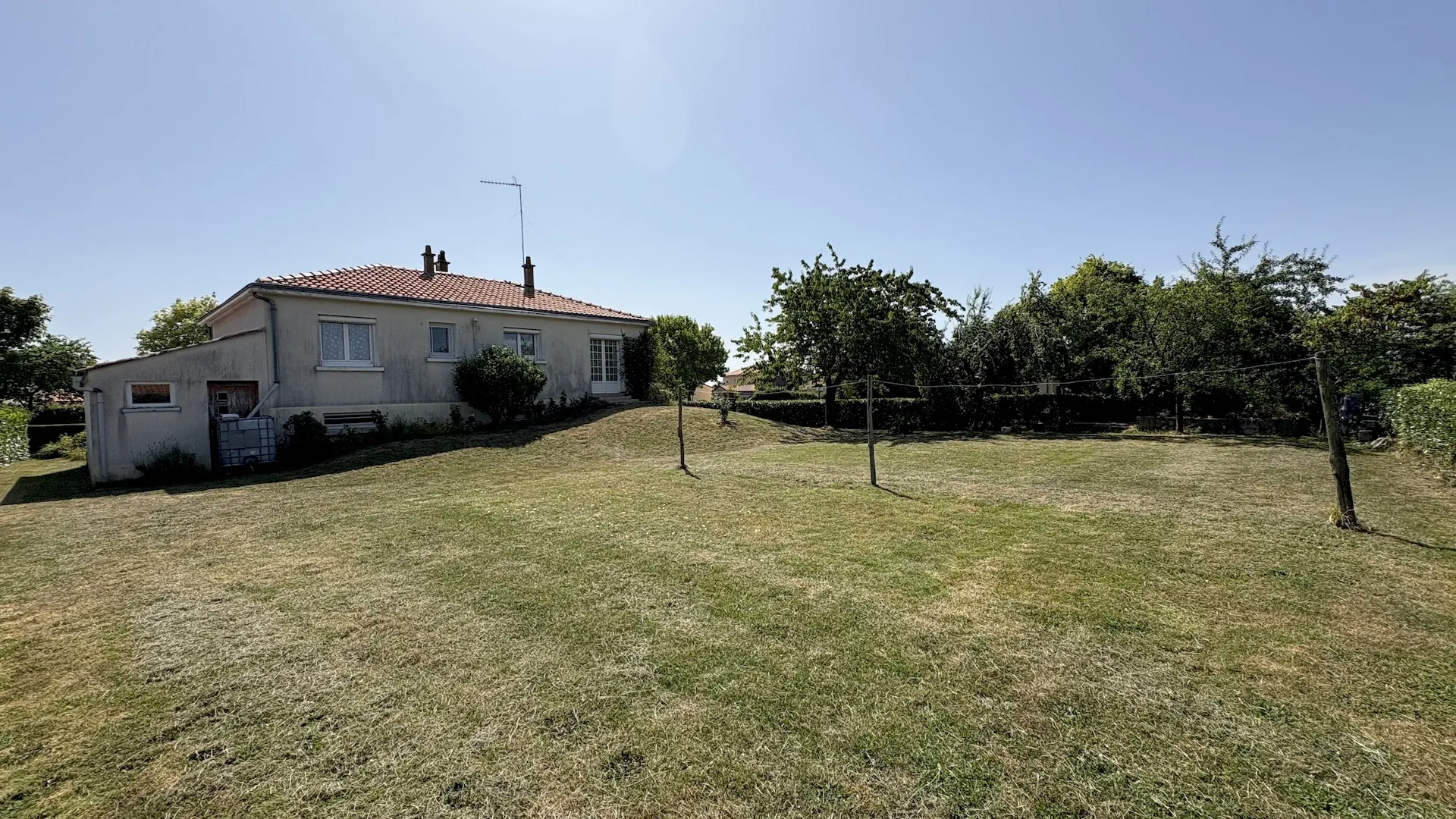 Maison individuelle à Chemillé de 1971 avec garage et terrasse orientée Est 