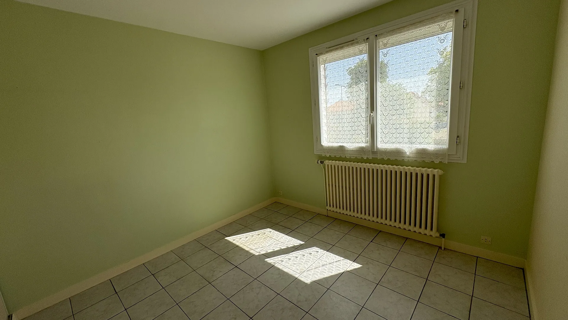 Maison individuelle à Chemillé de 1971 avec garage et terrasse orientée Est 