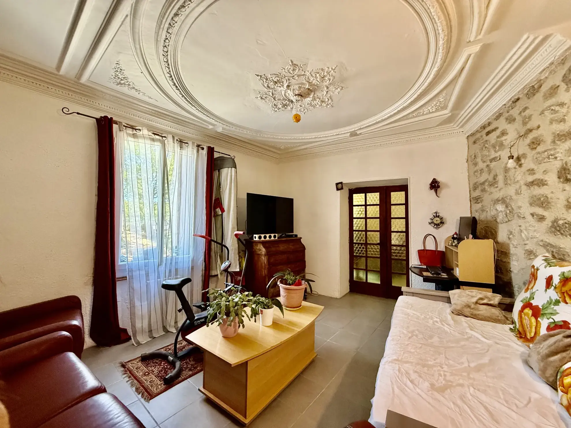 Maison vigneronne rénovée à Gabian avec garage et charme authentique