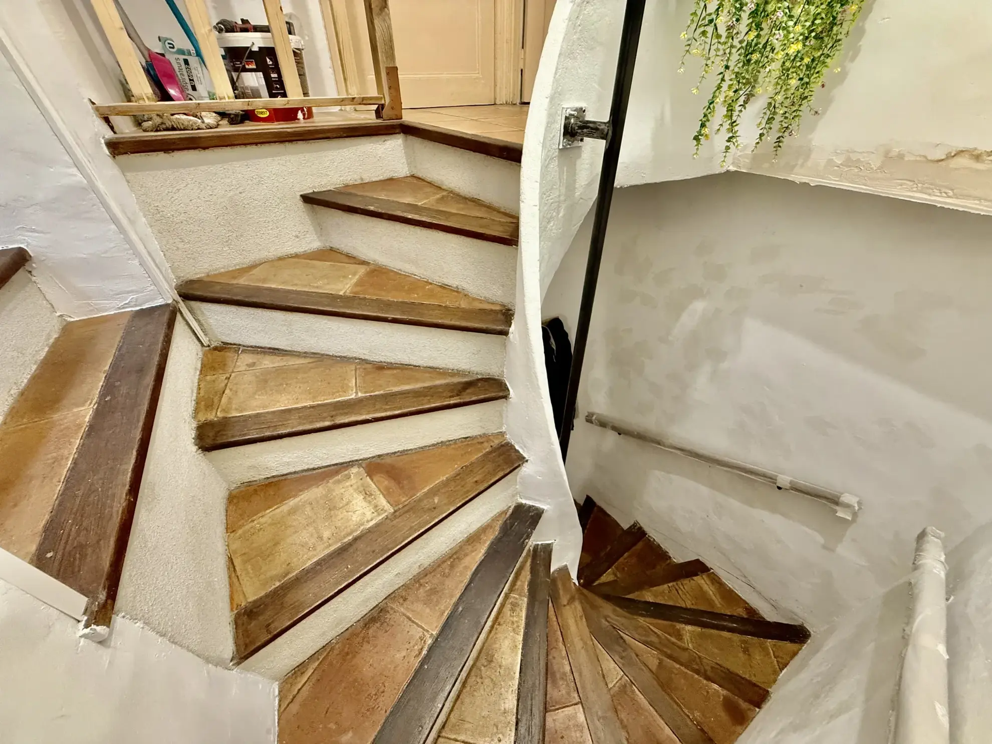 Maison vigneronne rénovée à Gabian avec garage et charme authentique 