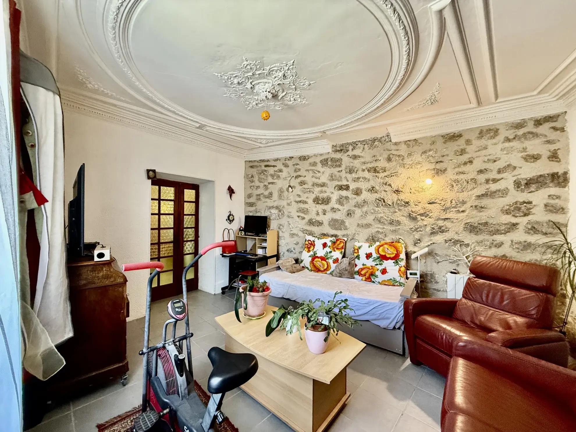 Maison vigneronne rénovée à Gabian avec garage et charme authentique 