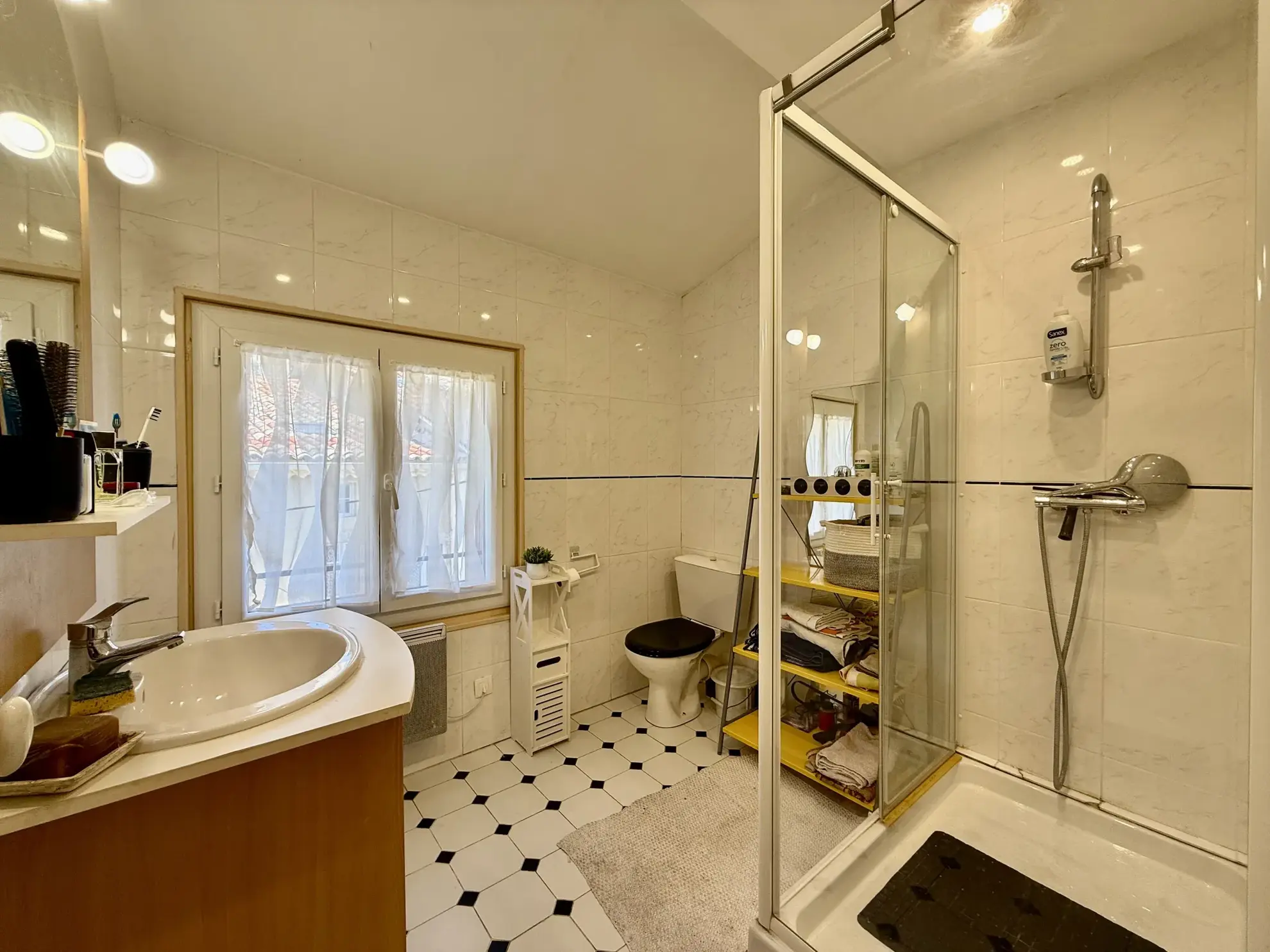 Maison vigneronne rénovée à Gabian avec garage et charme authentique 