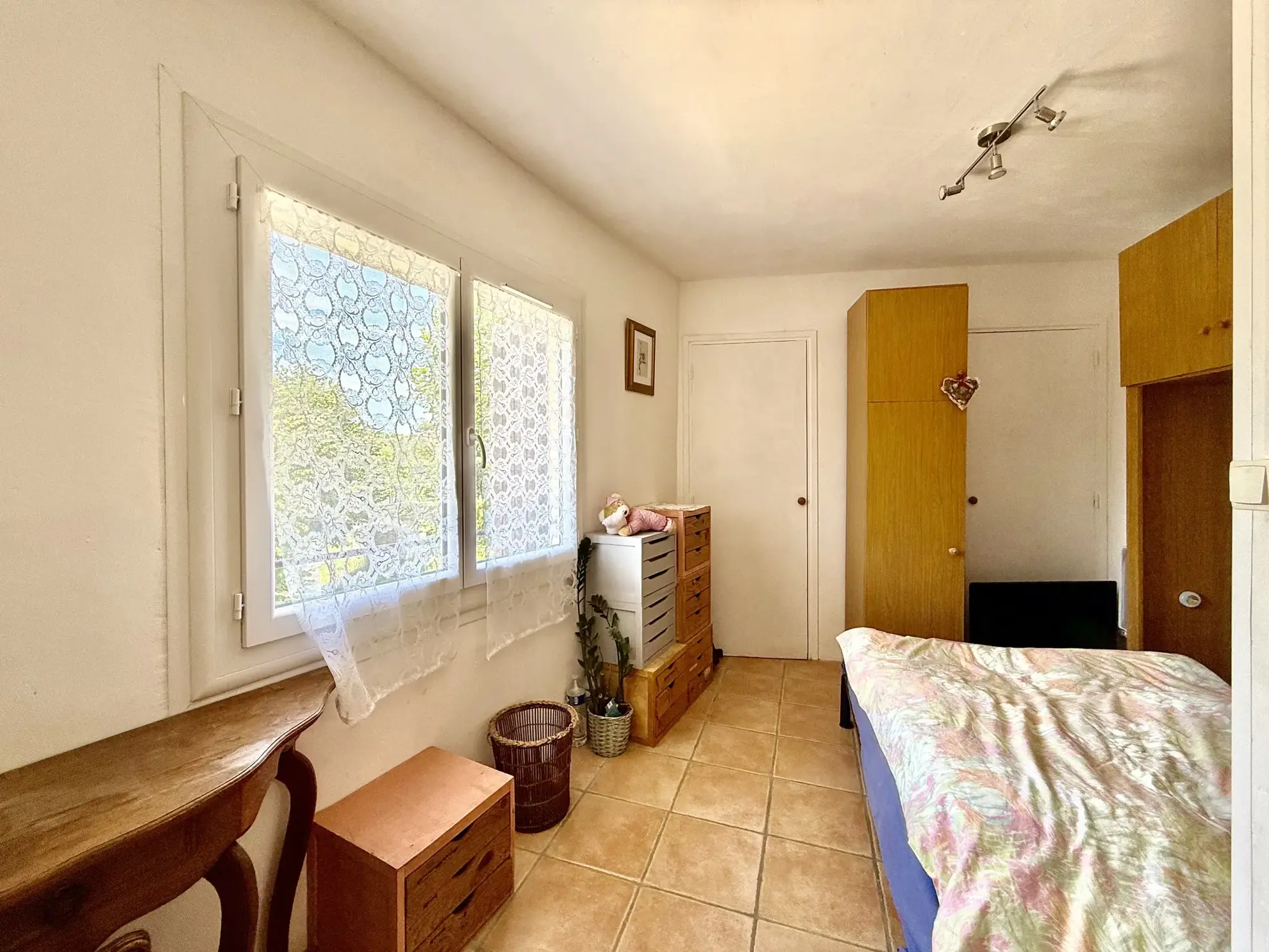 Maison vigneronne rénovée à Gabian avec garage et charme authentique 