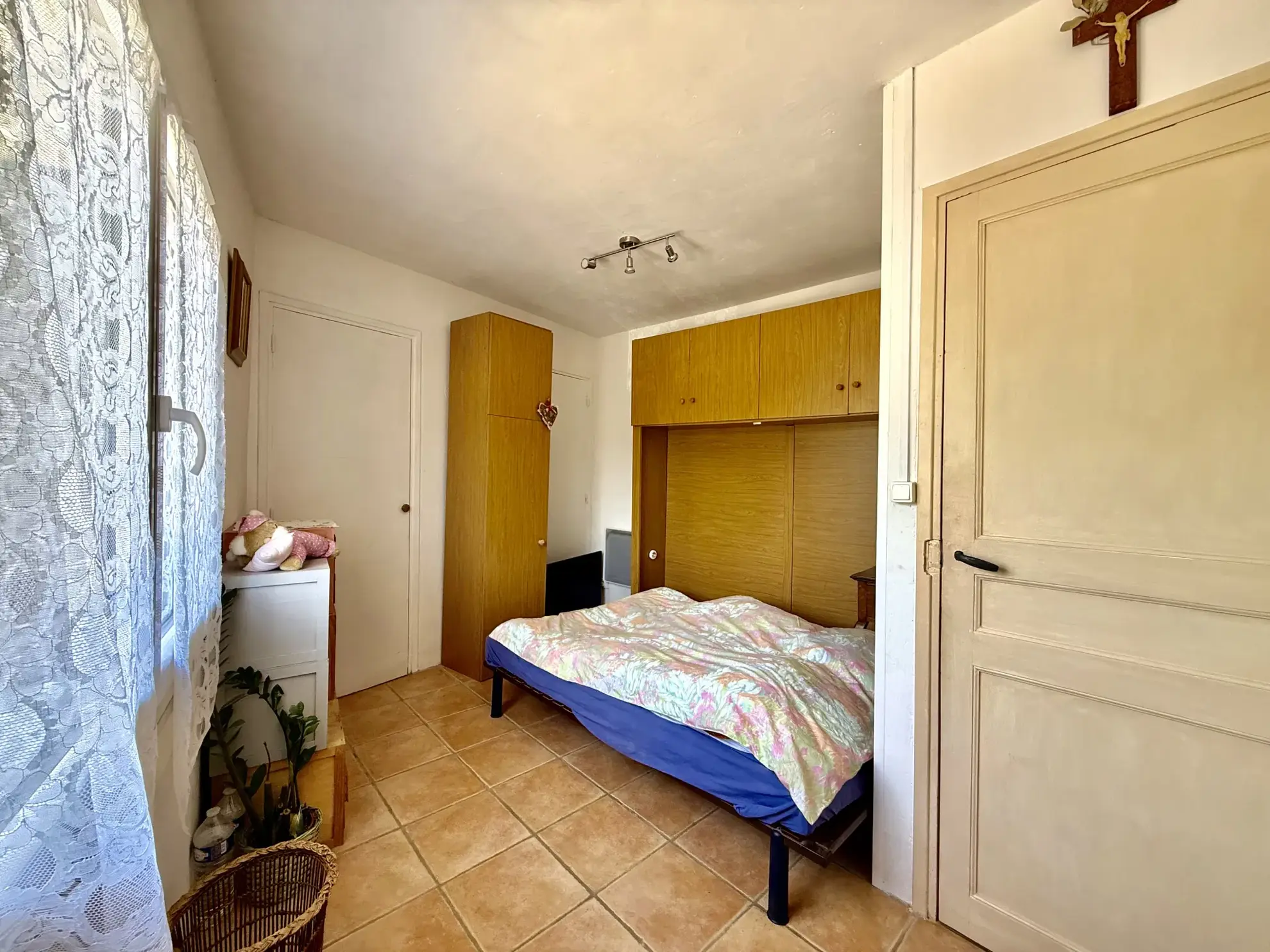 Maison vigneronne rénovée à Gabian avec garage et charme authentique 