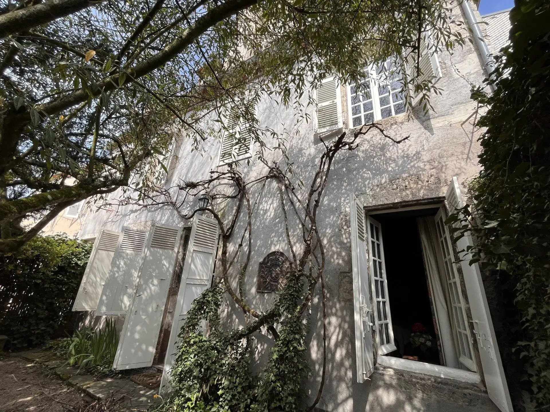 Belle maison historique en village de l'Allier avec deux bâtiments et annexes
