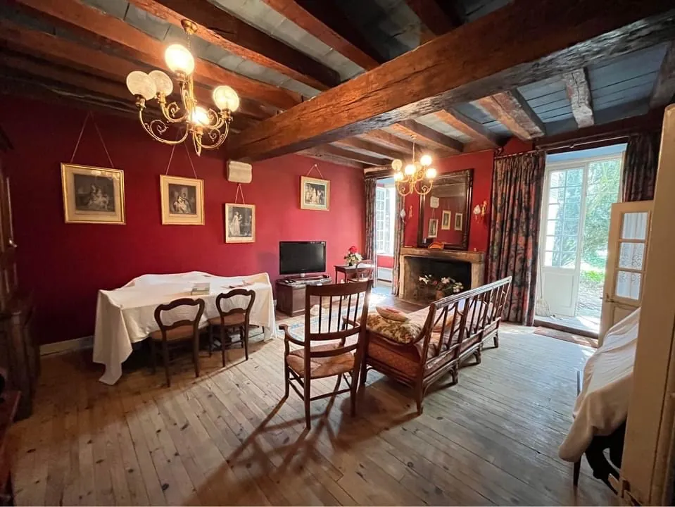 Belle maison historique en village de l'Allier avec deux bâtiments et annexes 