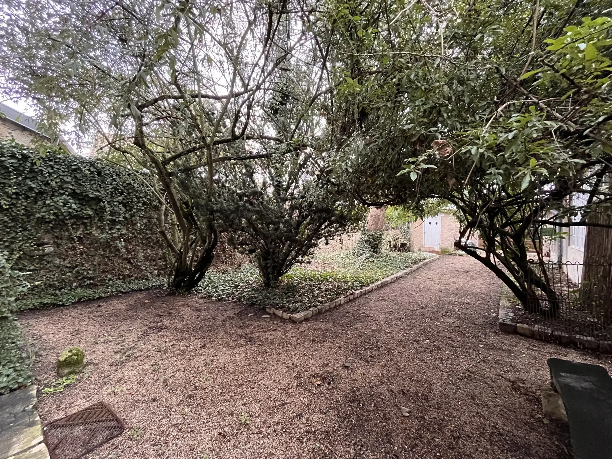 Belle maison historique en village de l'Allier avec deux bâtiments et annexes 
