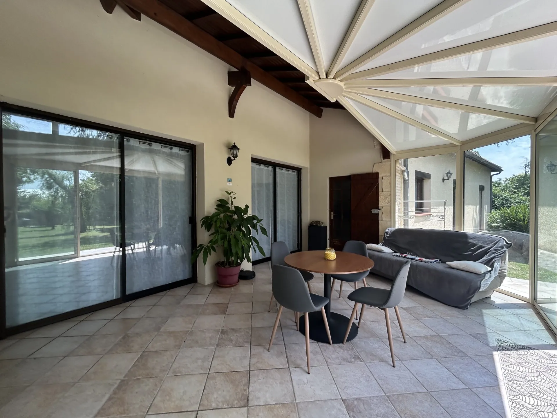 Charmante maison rénovée avec 3 chambres à Marmande - Grande surface et jardin arboré 