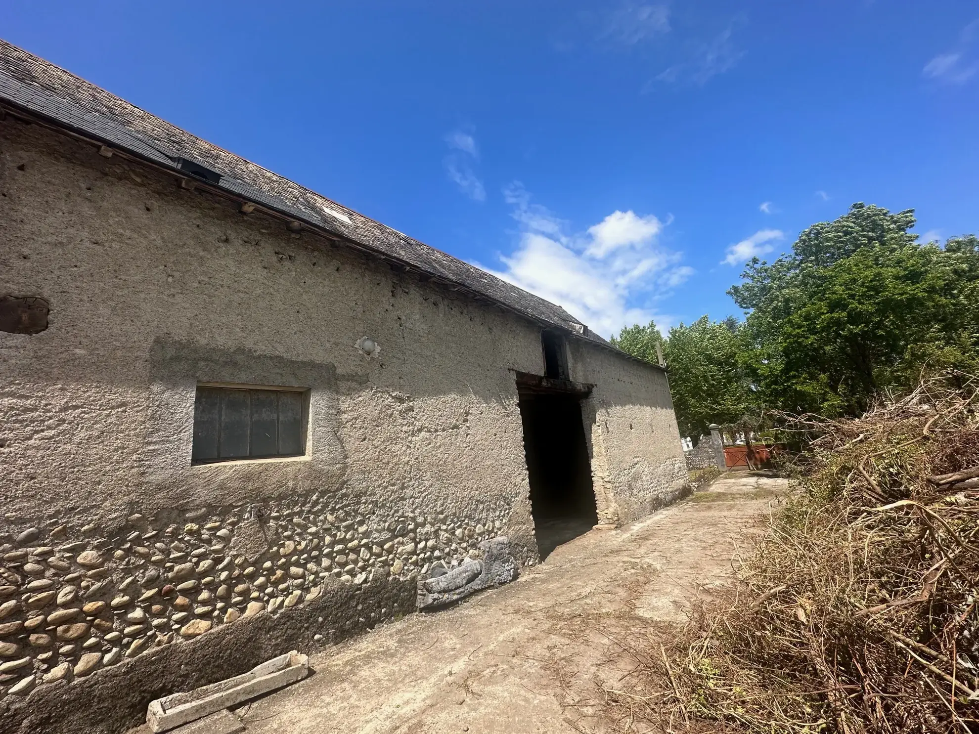 Ferme à rénover avec grand terrain à Laloubère, idéal pour projets divers 