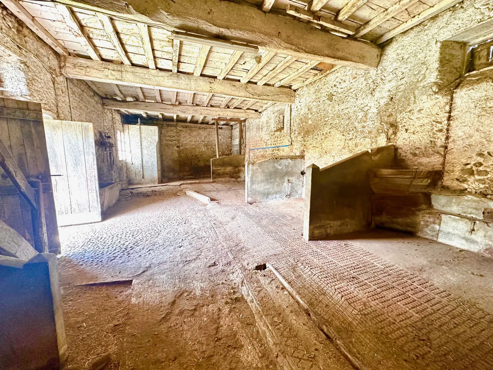 Ferme à rénover avec grand terrain à Laloubère, idéal pour projets divers 