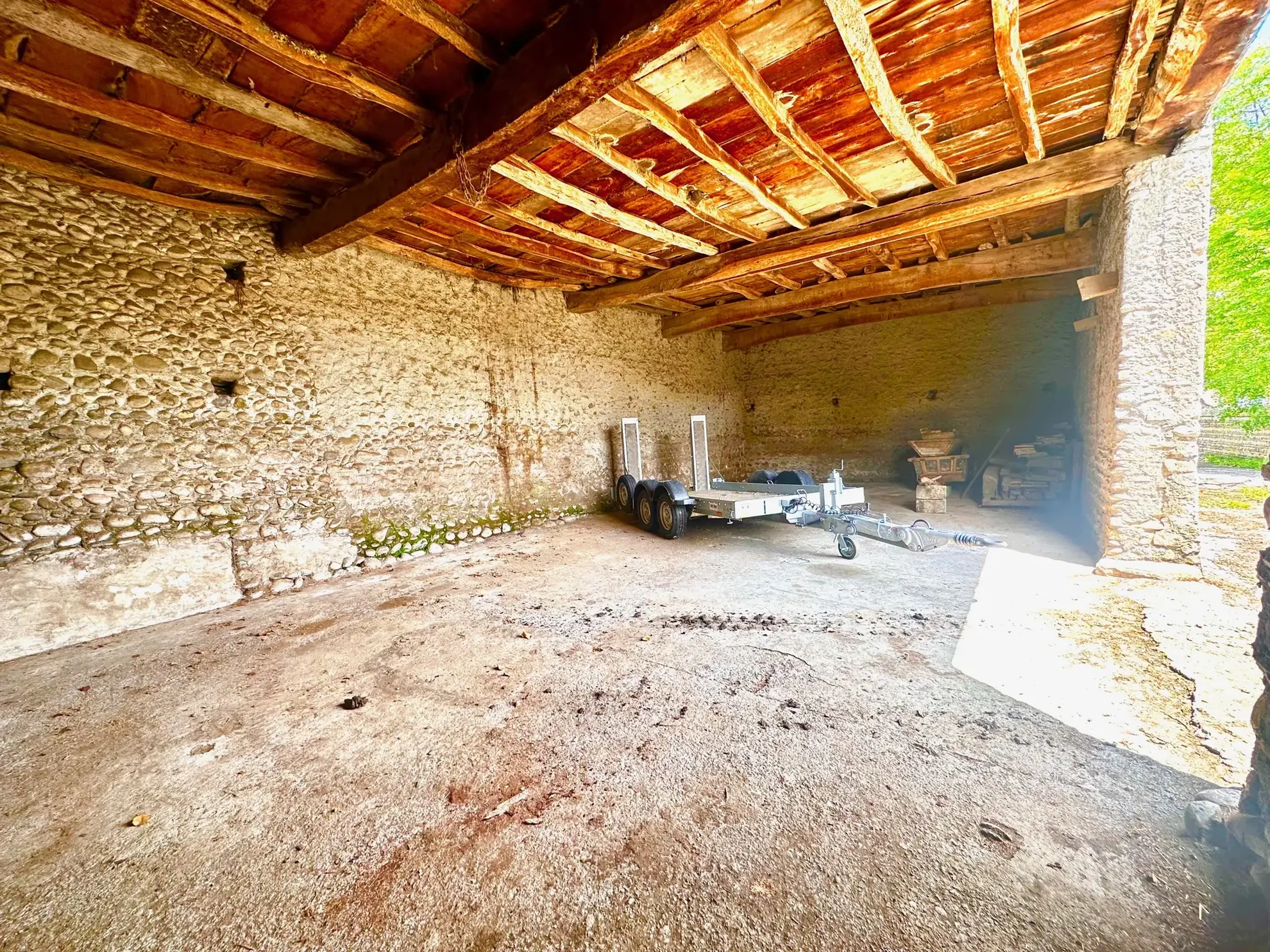 Ferme à rénover avec grand terrain à Laloubère, idéal pour projets divers 