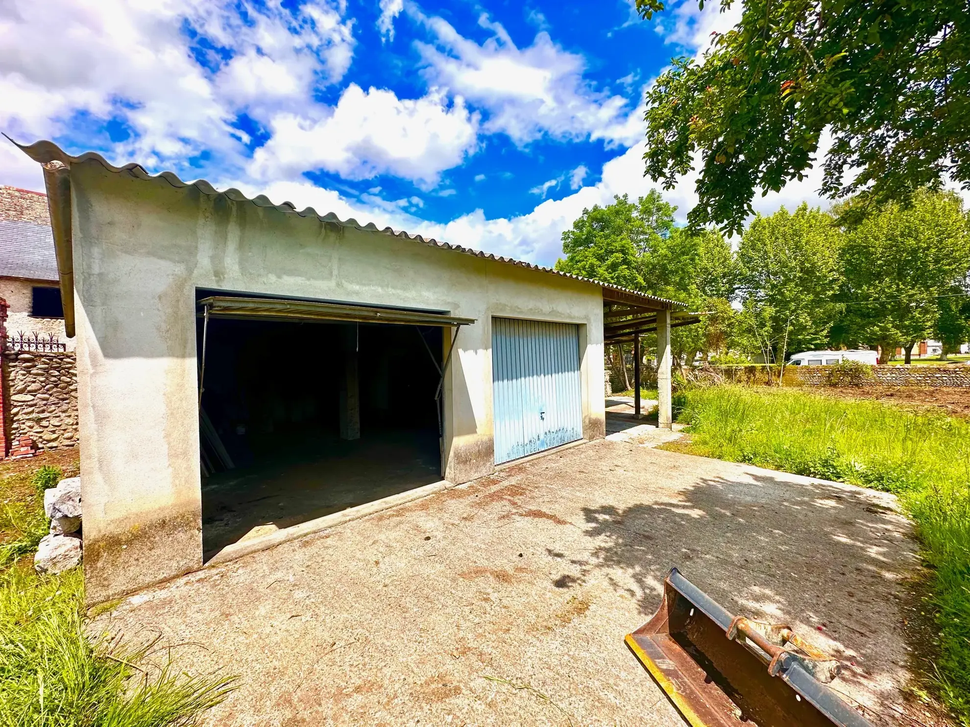 Ferme à rénover avec grand terrain à Laloubère, idéal pour projets divers 