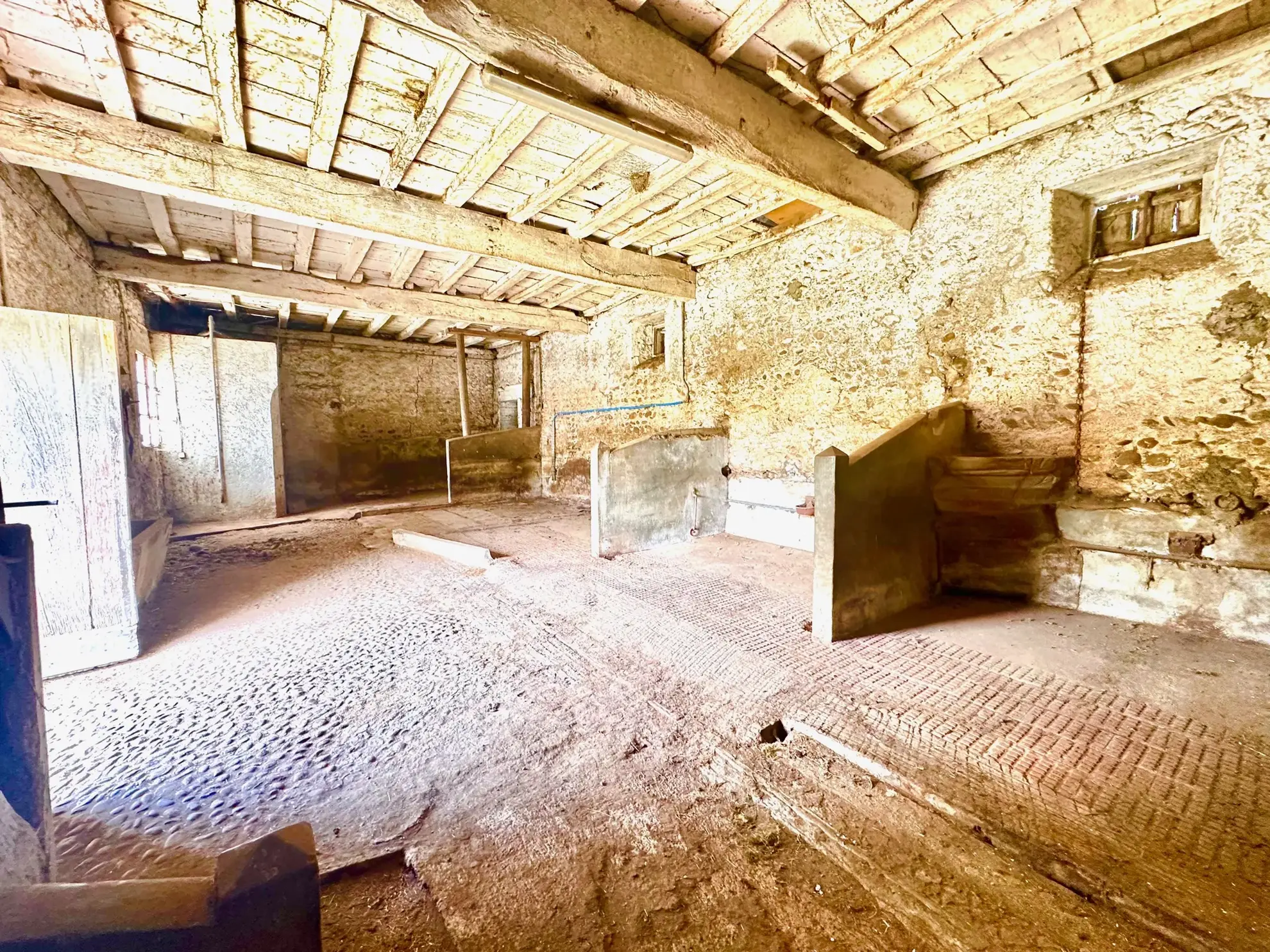 Ferme à rénover avec grand terrain à Laloubère, idéal pour projets divers 