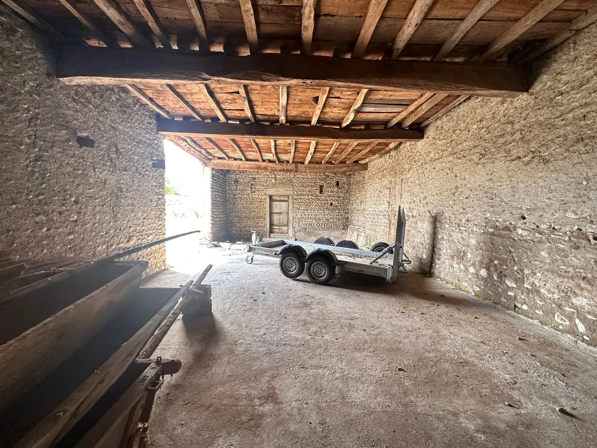 Ferme à rénover avec grand terrain à Laloubère, idéal pour projets divers 