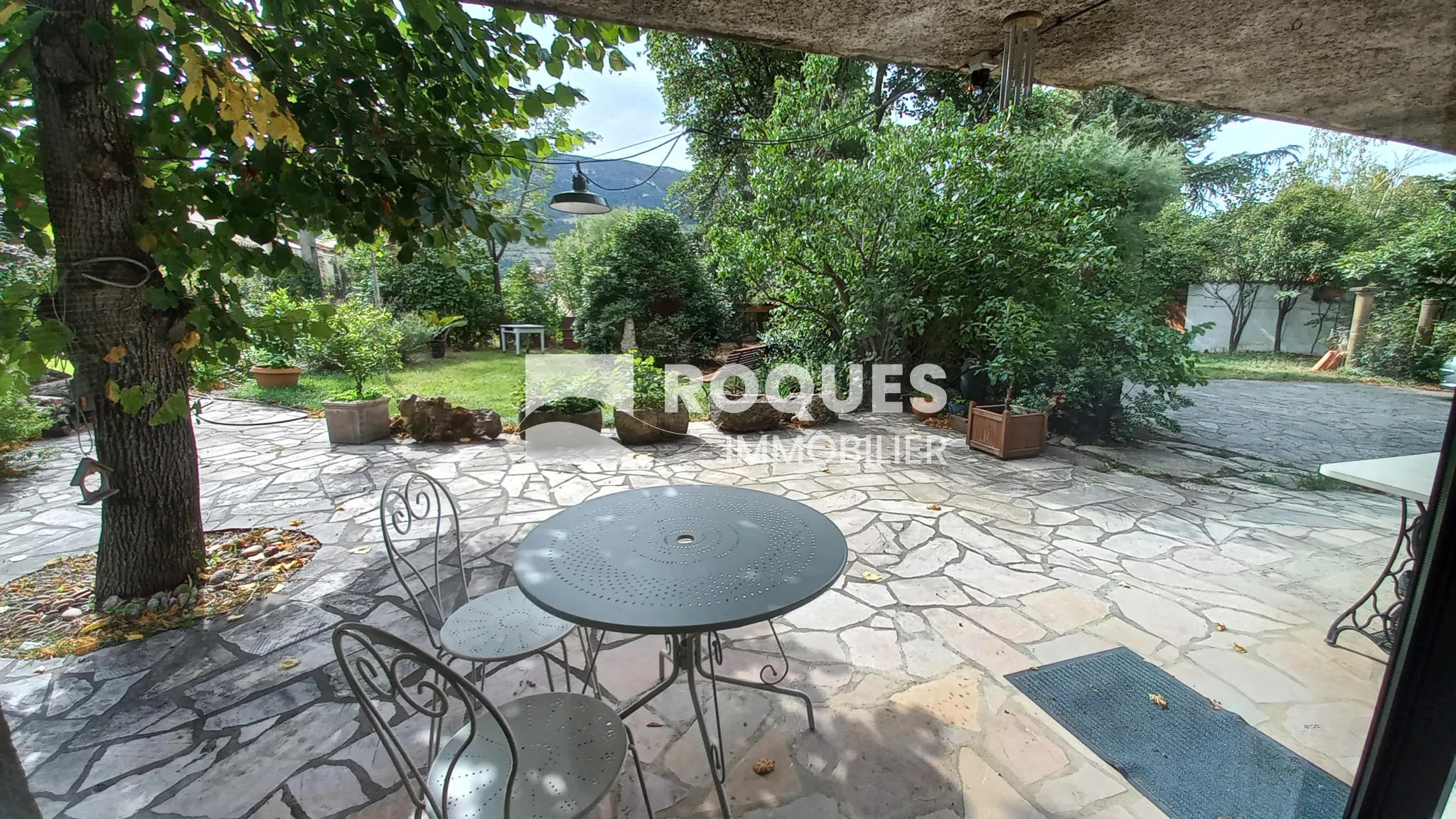 Grande maison dans un parc arboré avec vue sur Larzac à Millau
