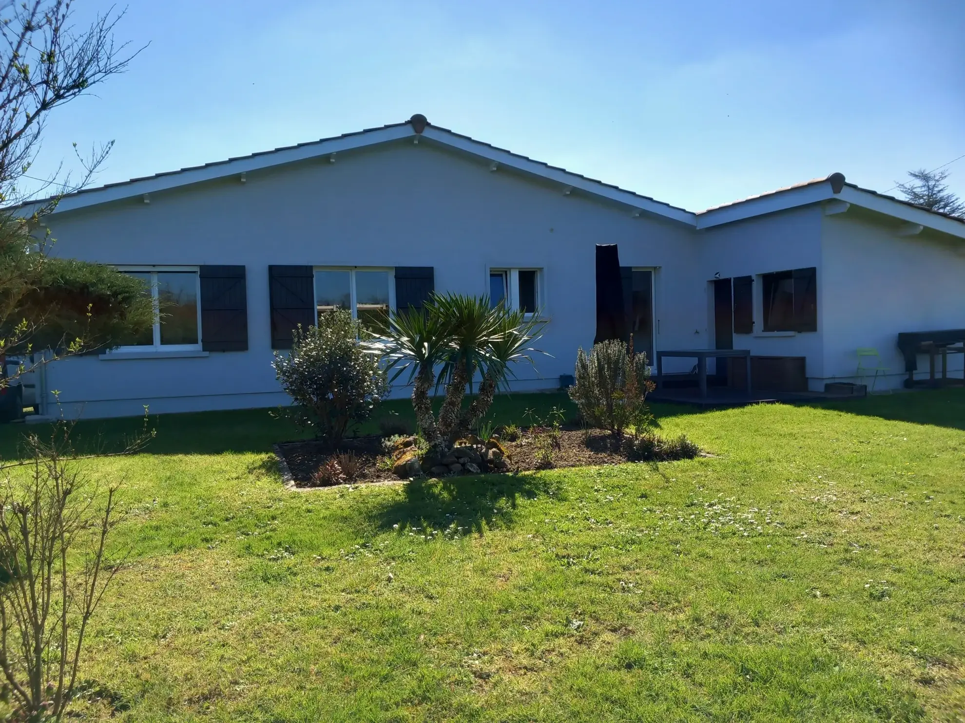 Maison de plain-pied rénovée à Langon – Confort et extérieur arboré 