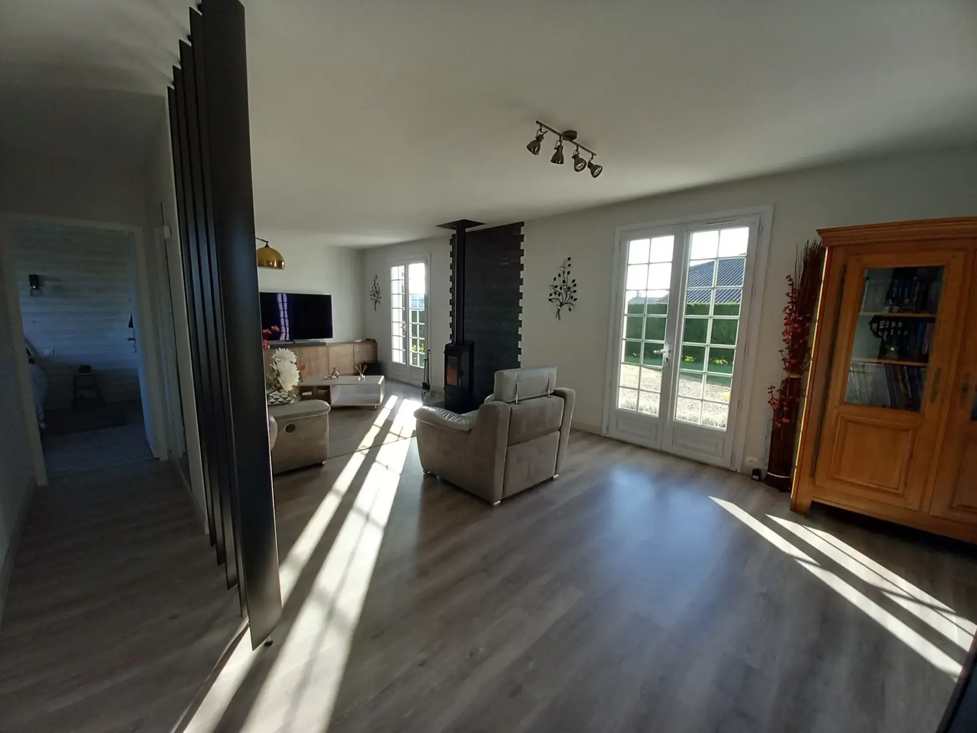 Maison de plain-pied rénovée à Langon – Confort et extérieur arboré 