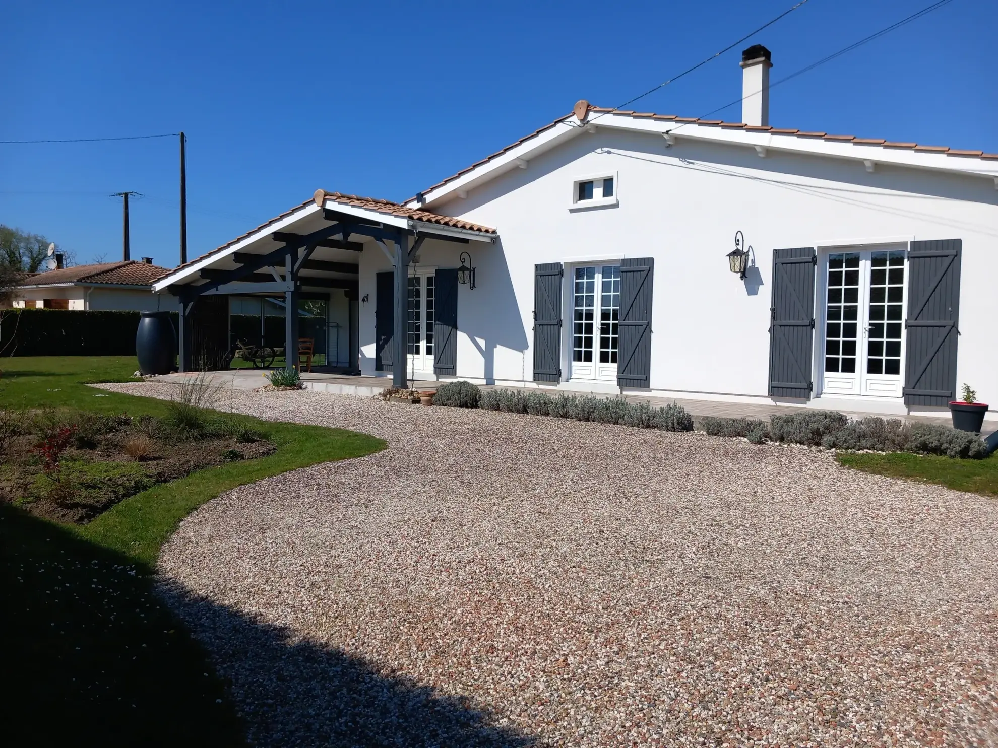 Maison de plain-pied rénovée à Langon – Confort et extérieur arboré 