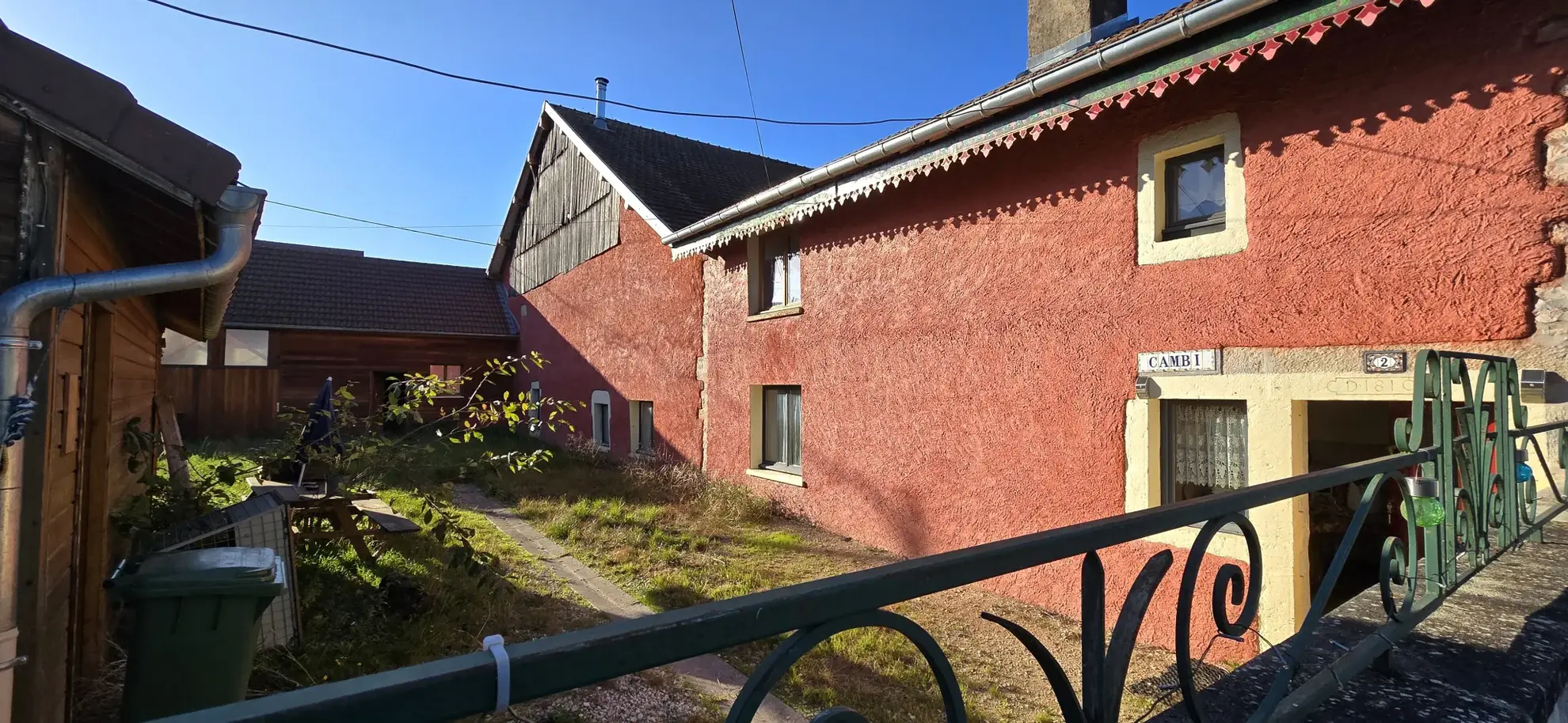 Maison de village à Servin de 191 m² avec deux unités, garage et terrain - Excellent potential d'investissement 