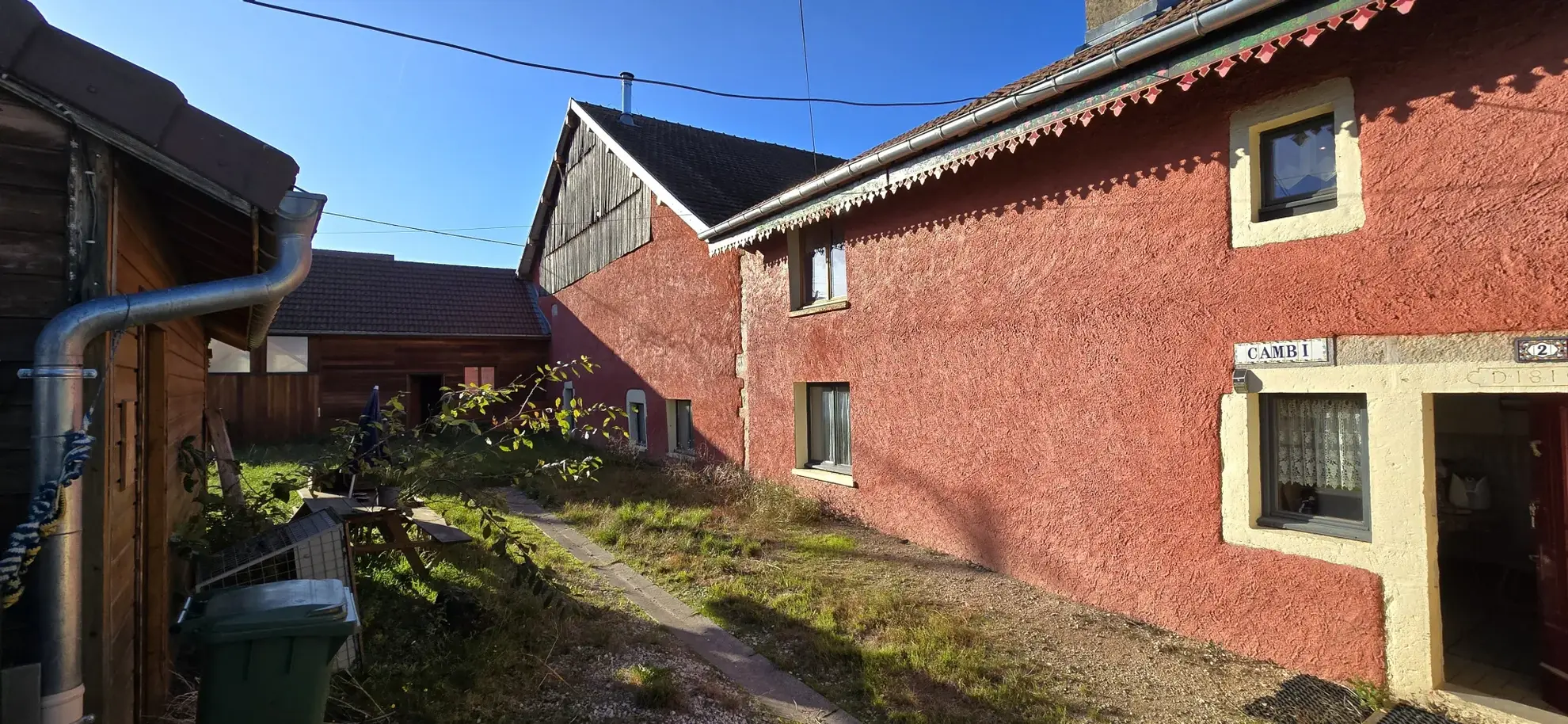 Maison de village à Servin de 191 m² avec deux unités, garage et terrain - Excellent potential d'investissement 