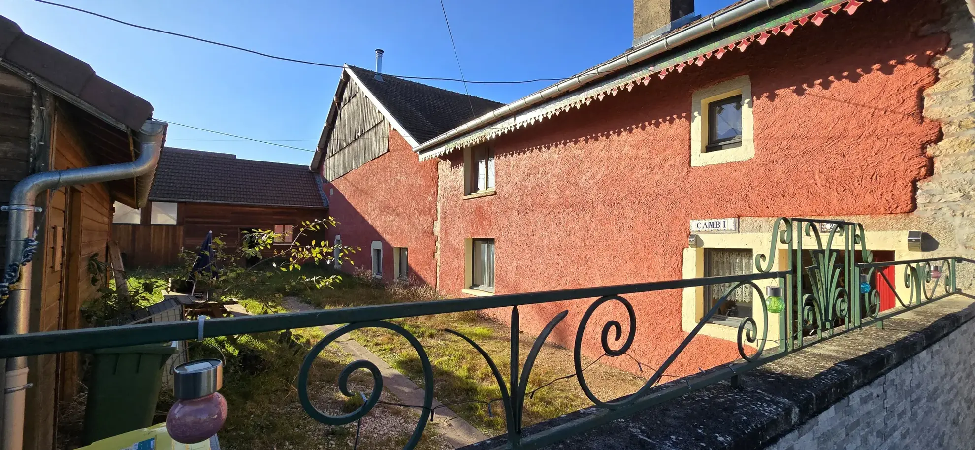 Maison de village à Servin de 191 m² avec deux unités, garage et terrain - Excellent potential d'investissement 