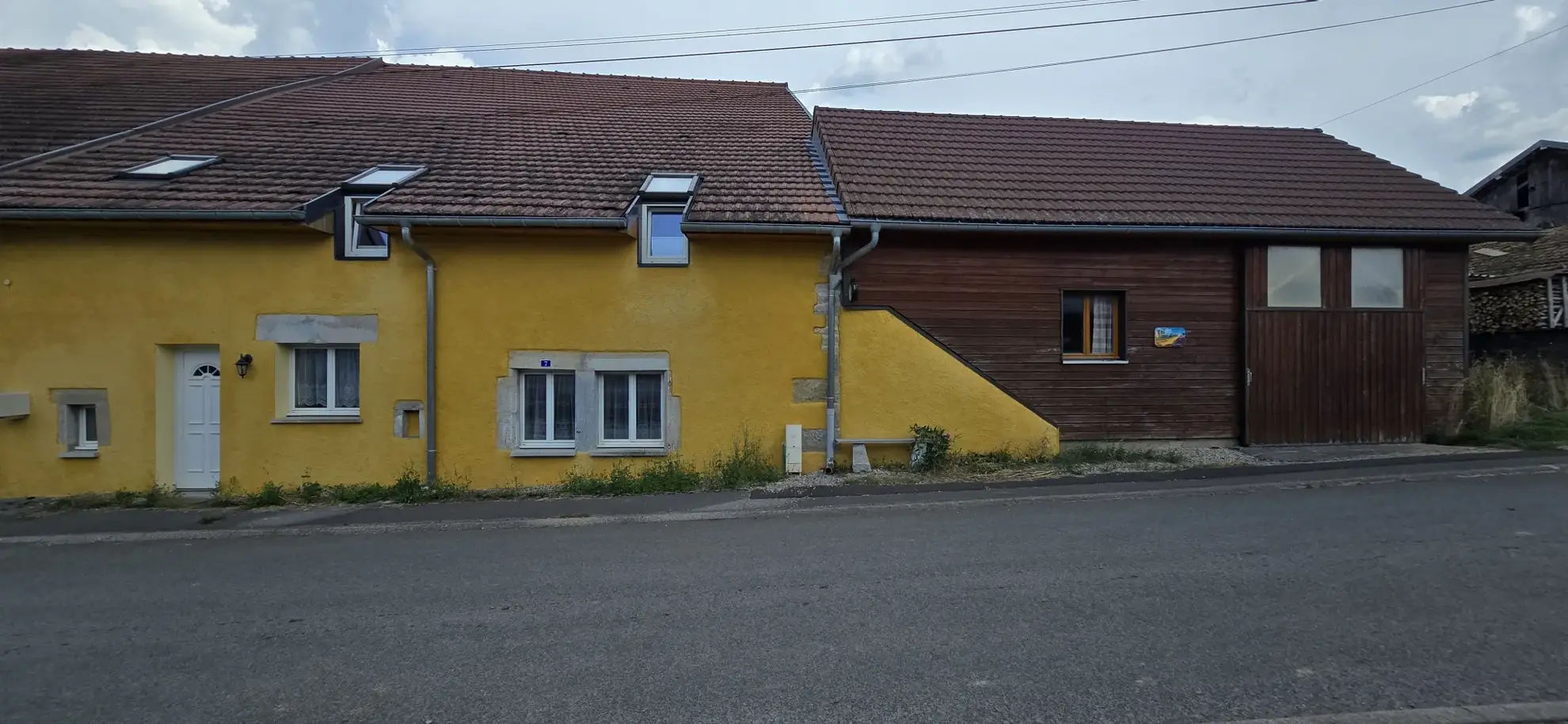 Maison de village à Servin de 191 m² avec deux unités, garage et terrain - Excellent potential d'investissement 