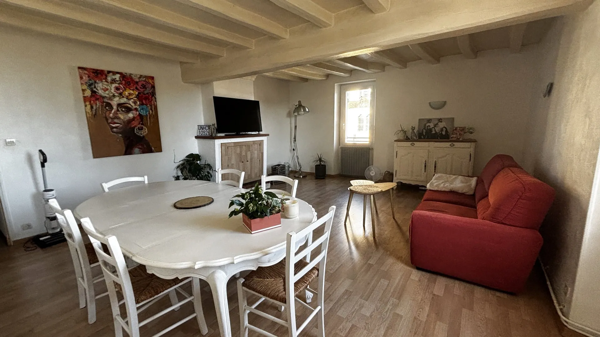 A vendre immeuble avec local commercial et logement à La Salle-de-Vihiers - Opportunité d'investissement 