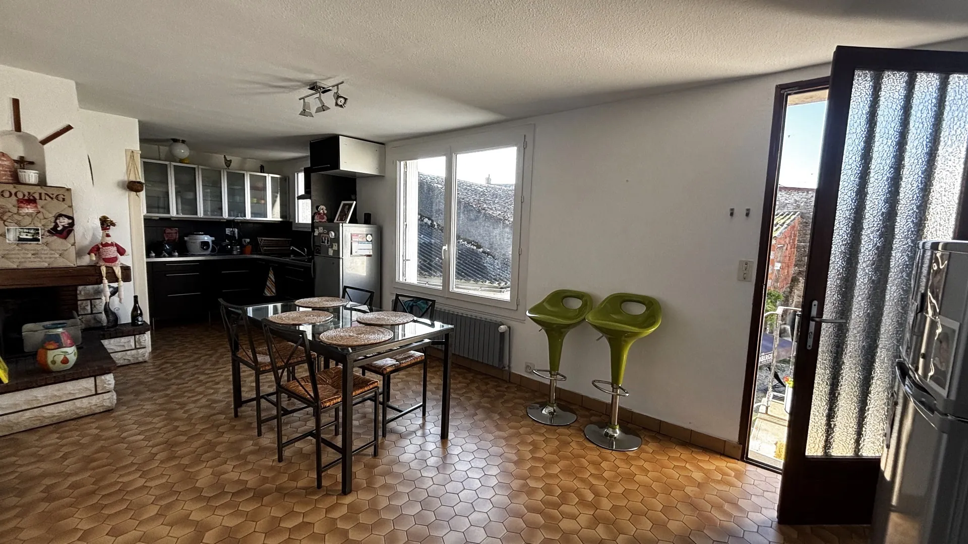 A vendre immeuble avec local commercial et logement à La Salle-de-Vihiers - Opportunité d'investissement 