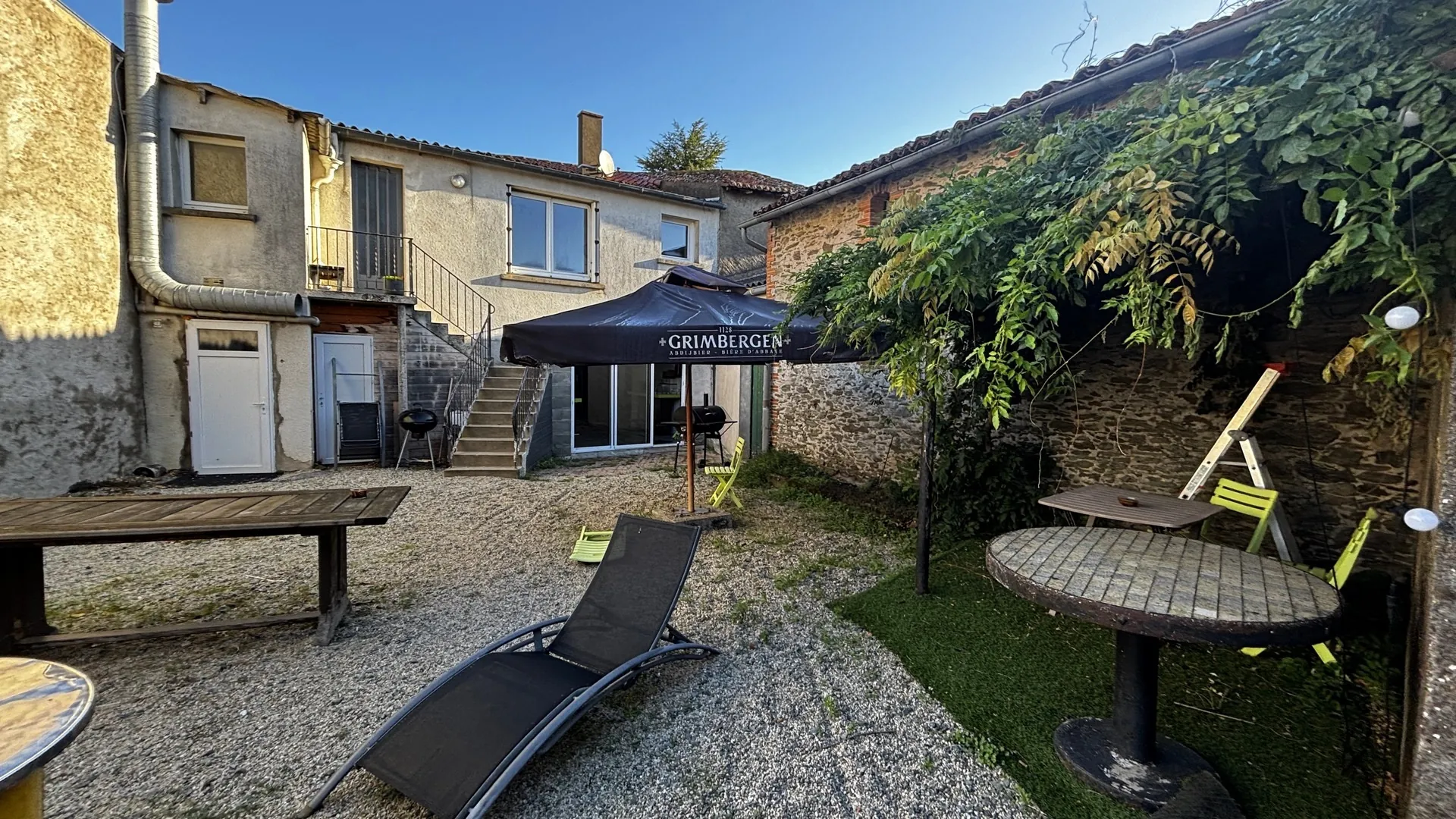 A vendre immeuble avec local commercial et logement à La Salle-de-Vihiers - Opportunité d'investissement 