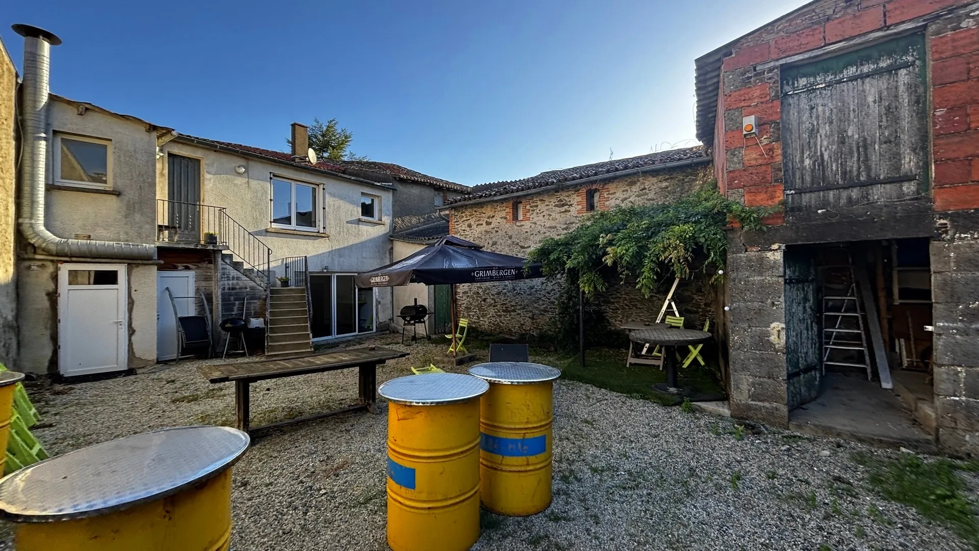 A vendre immeuble avec local commercial et logement à La Salle-de-Vihiers - Opportunité d'investissement