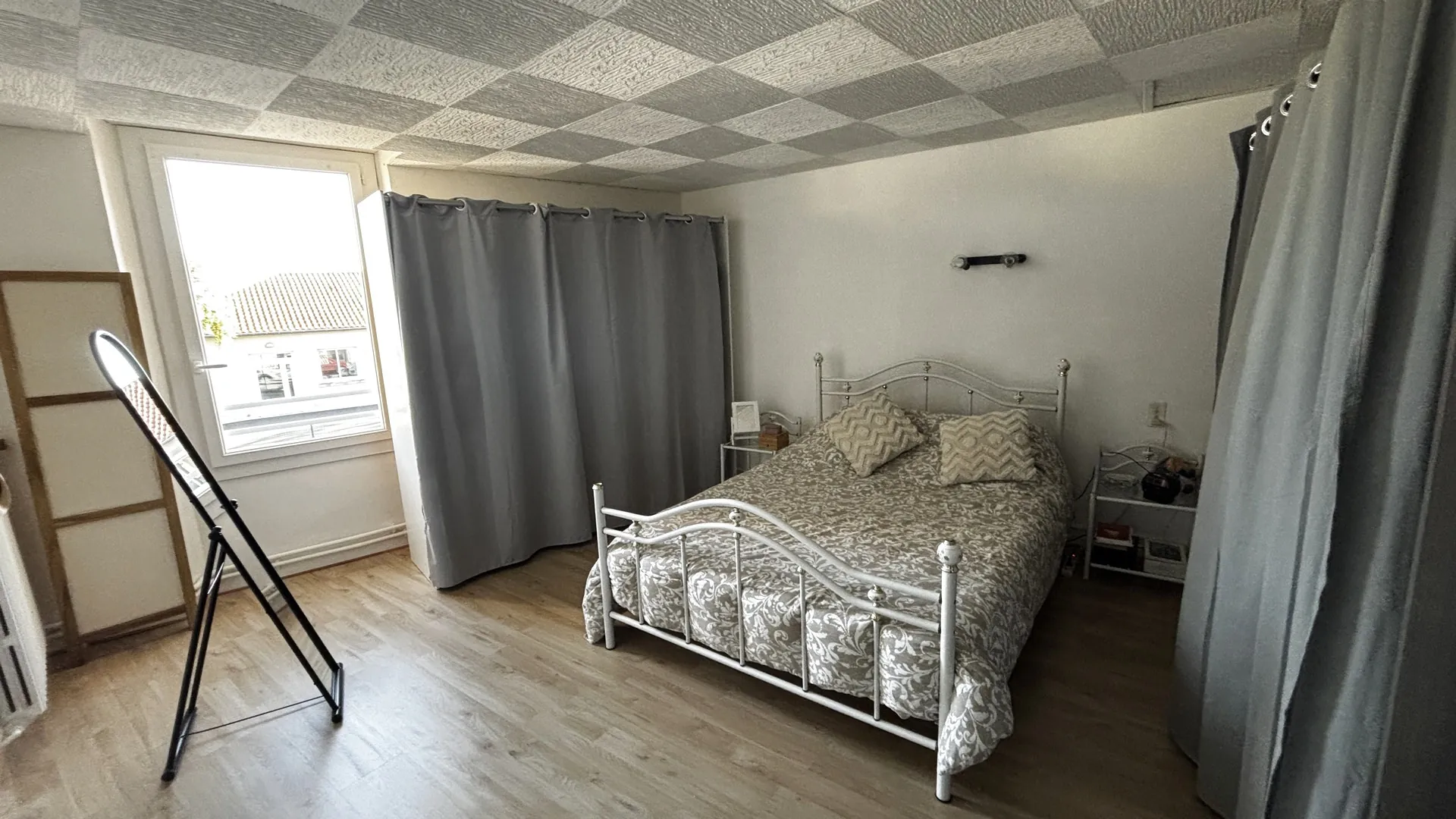 A vendre immeuble avec local commercial et logement à La Salle-de-Vihiers - Opportunité d'investissement 